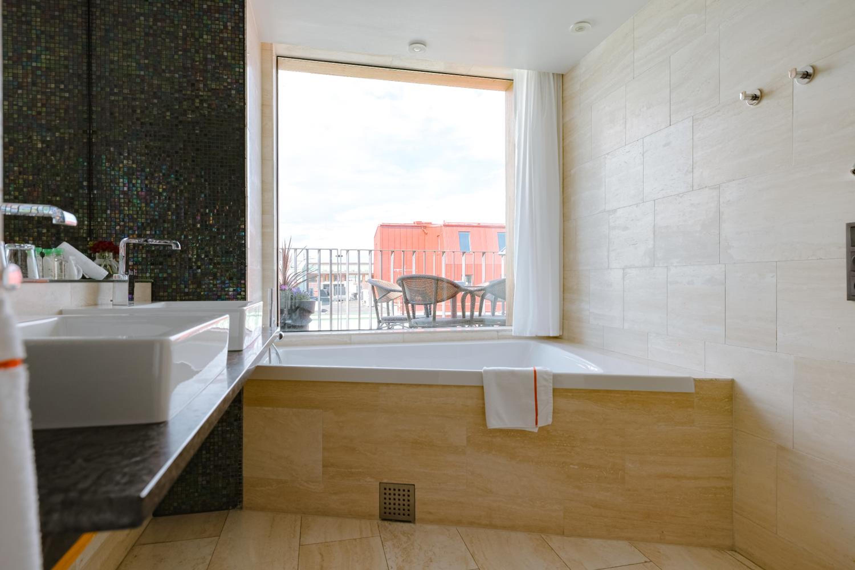 Deluxe Jacuzzi - Photo 3