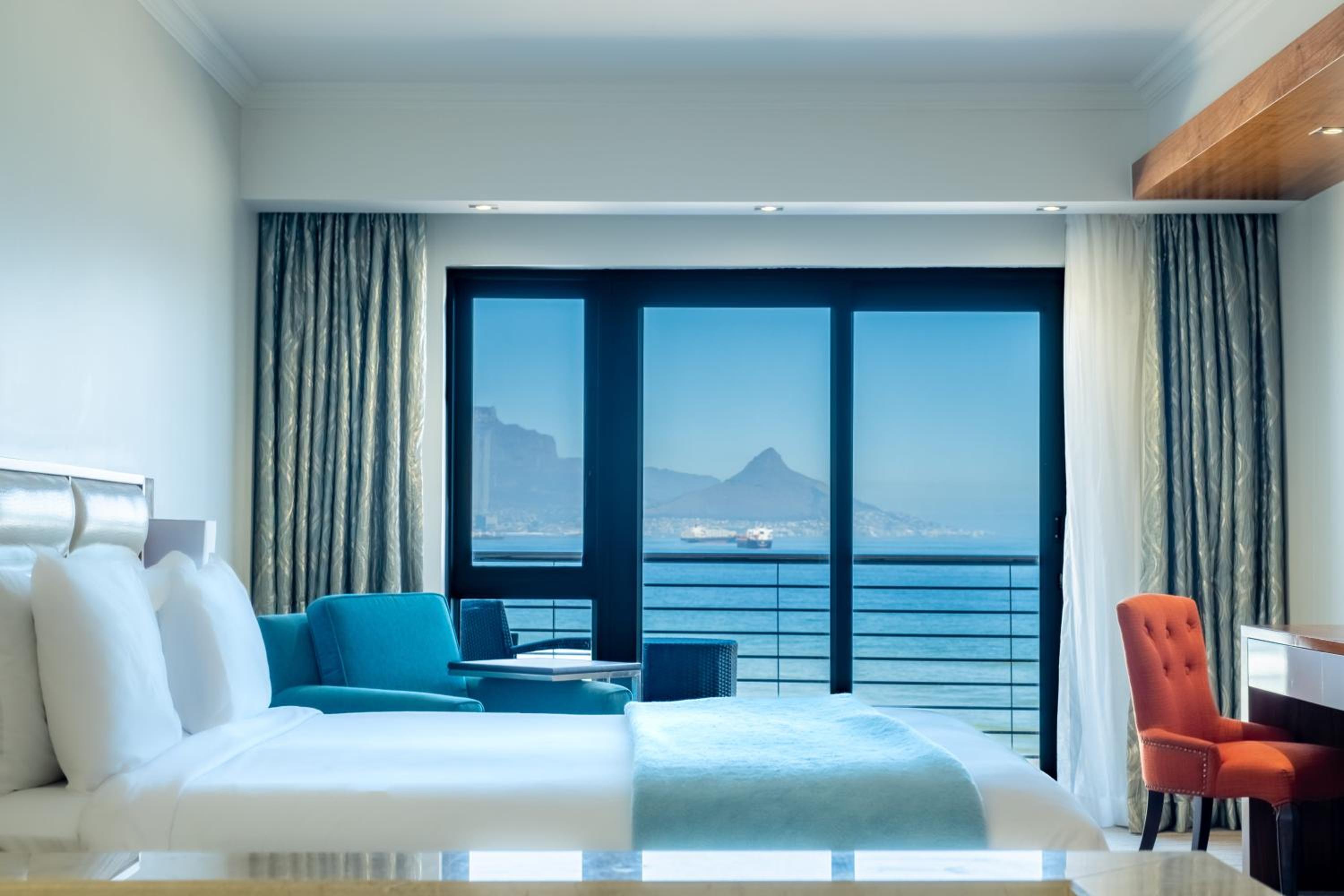 King Room with Balcony - Photo 4