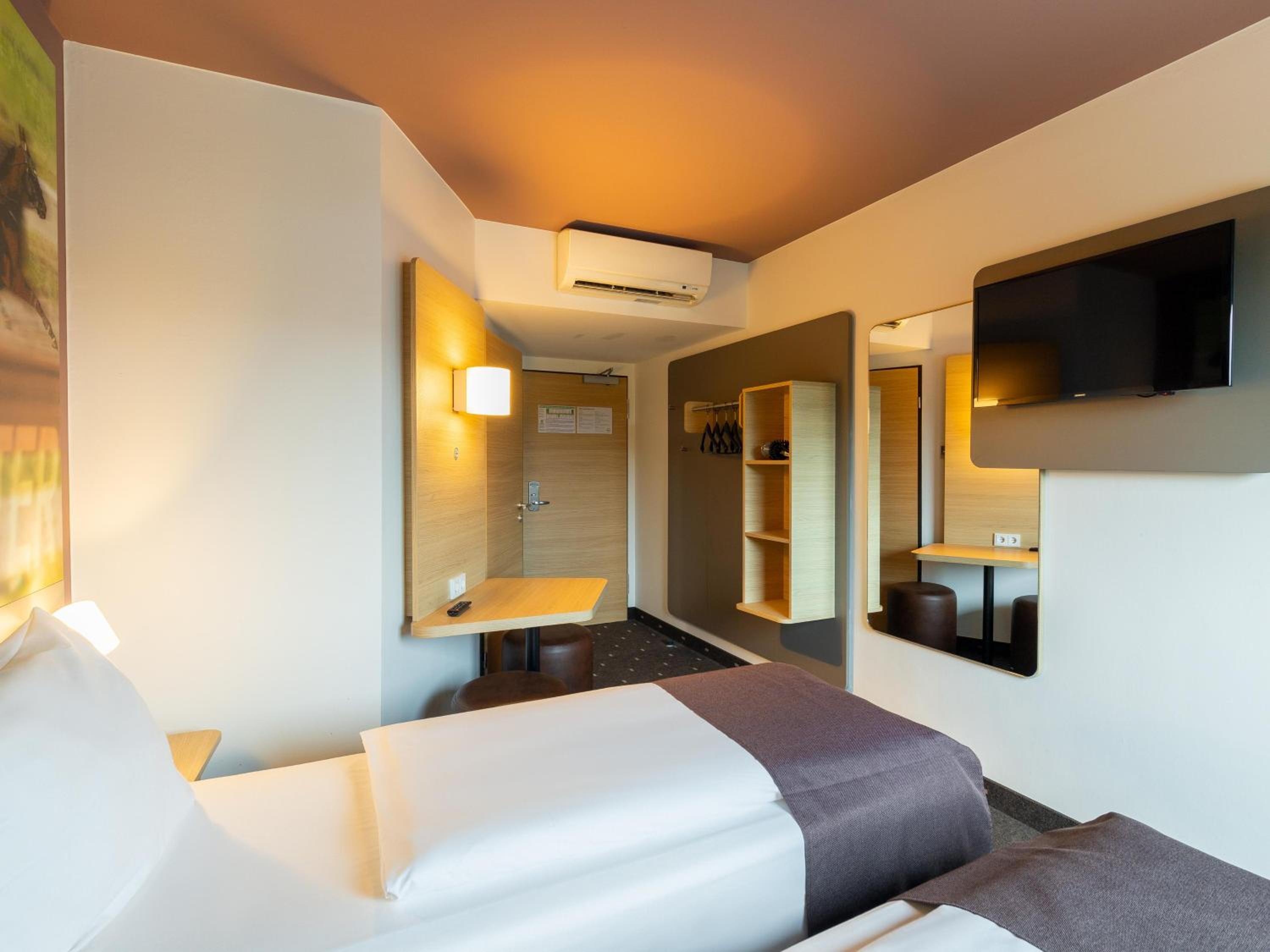 Twin Room - Non-Smoking - Photo 4