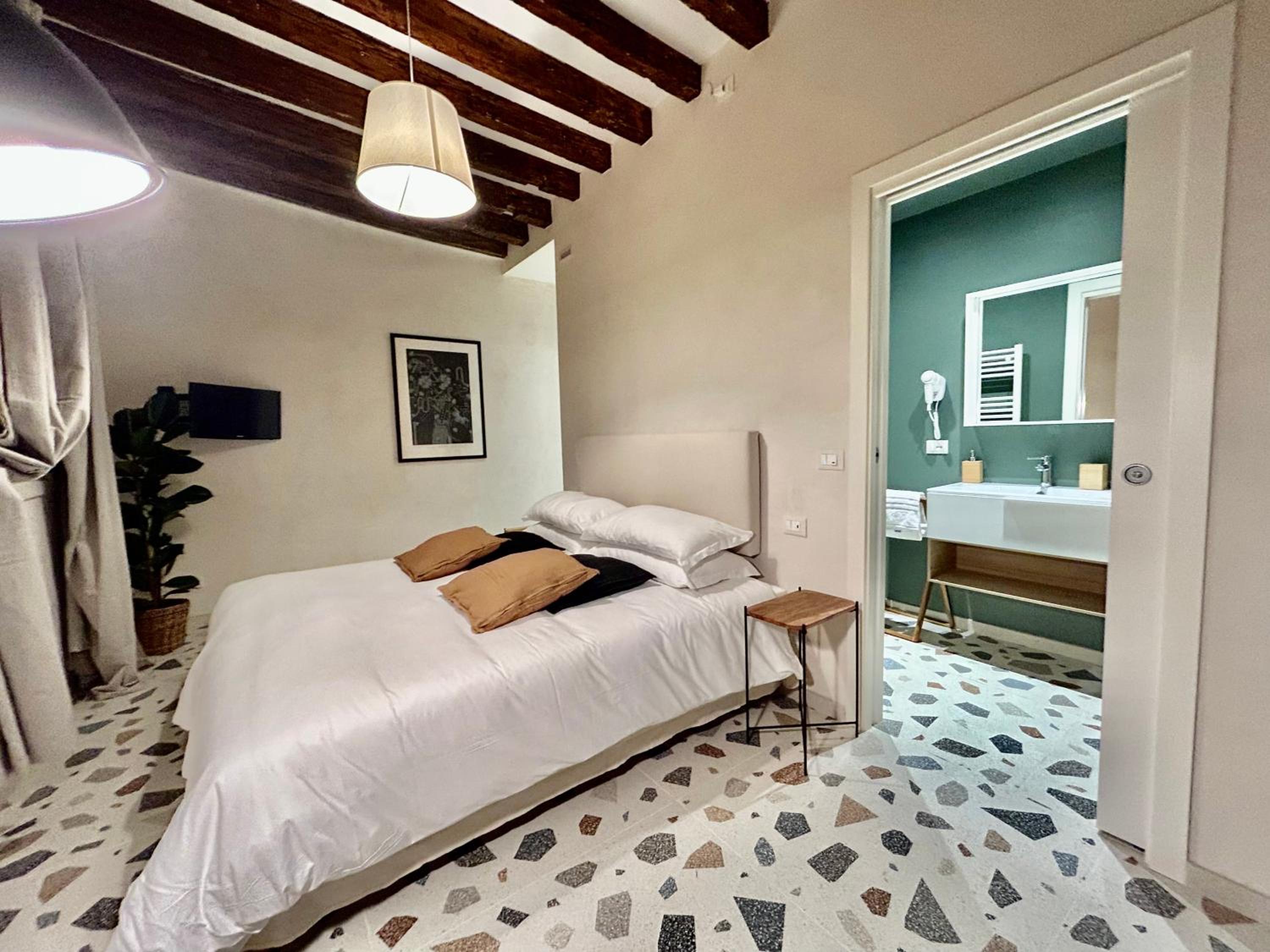 Double Room with Private Bathroom photo 2