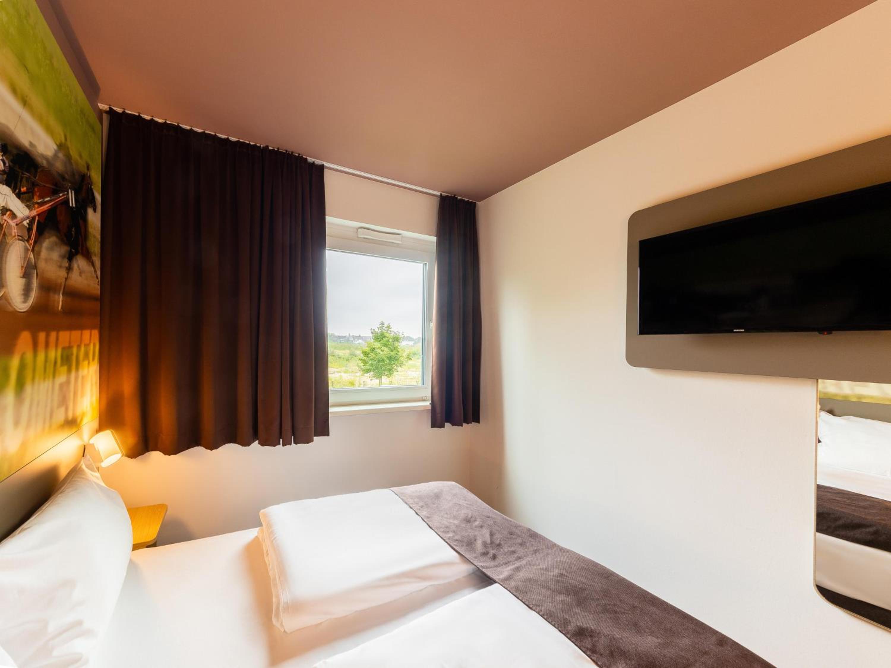 Double Room - Non-Smoking  - Photo 5