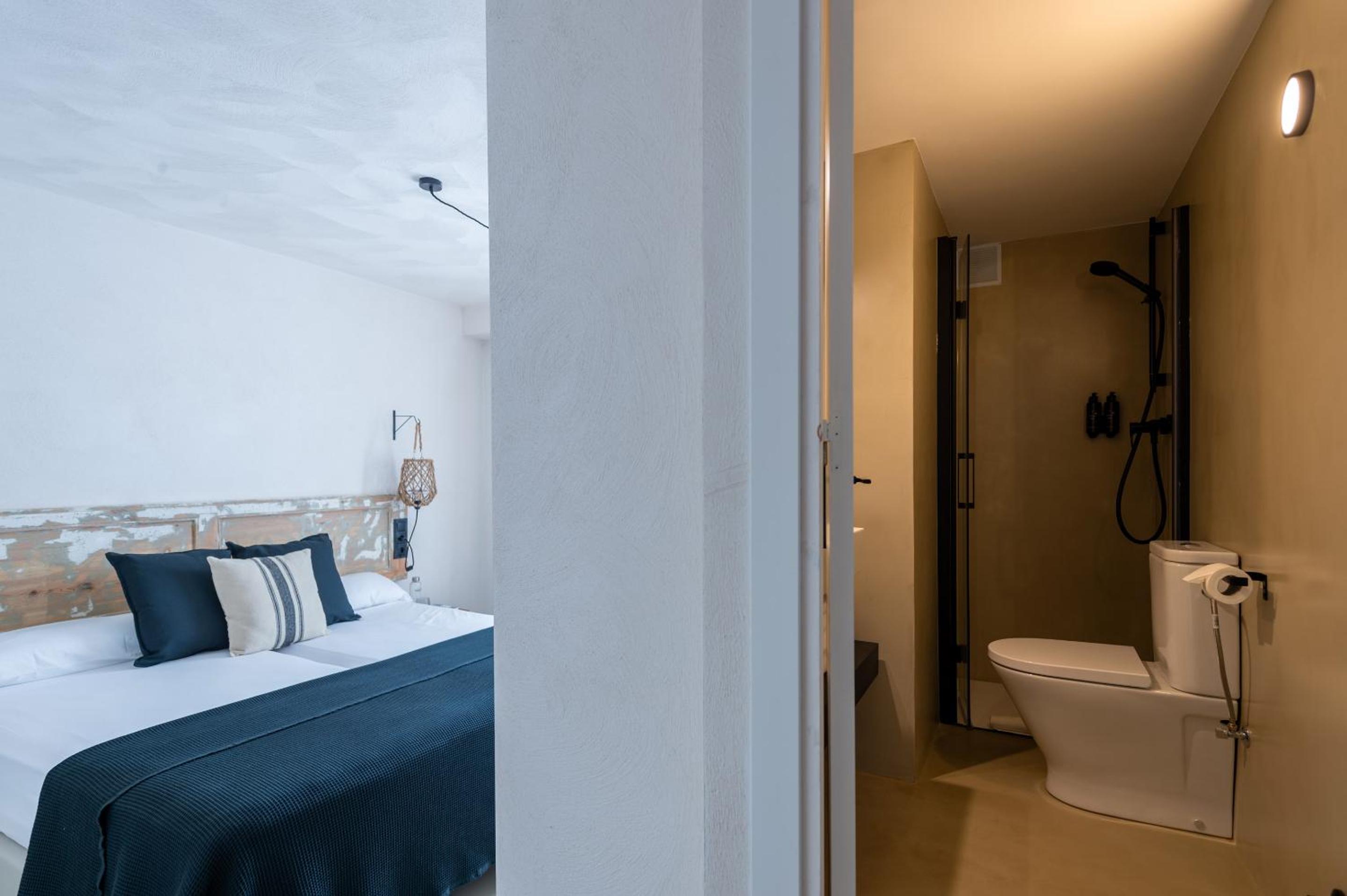 Quadruple Room with Balcony photo 3