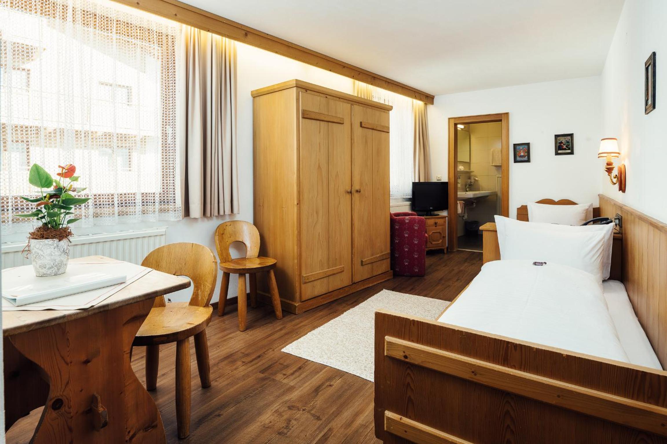 Deluxe Double or Twin Room photo 1