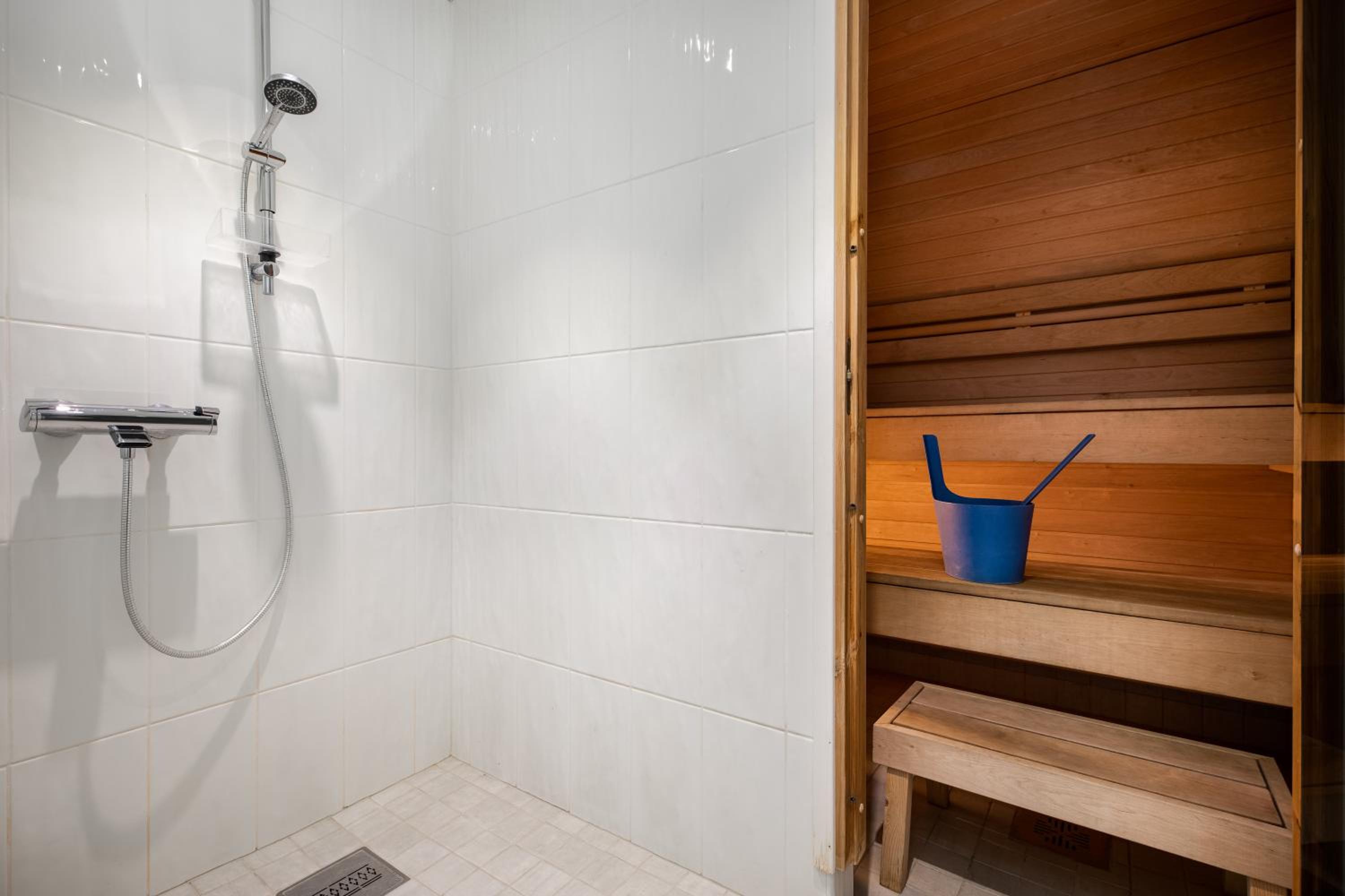 Three-Bedroom Apartment with Sauna - Photo 7