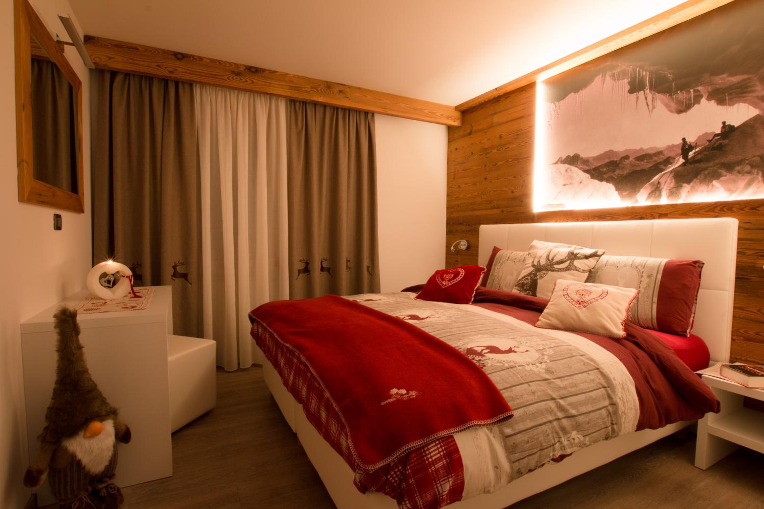 Deluxe One-Bedroom Apartment