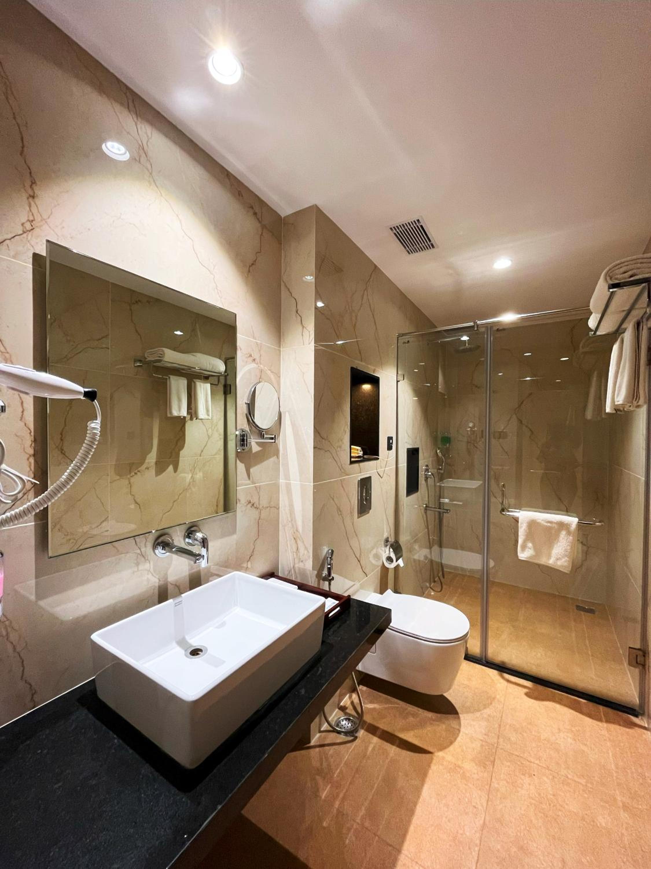 Deluxe King Room - Photo 2
