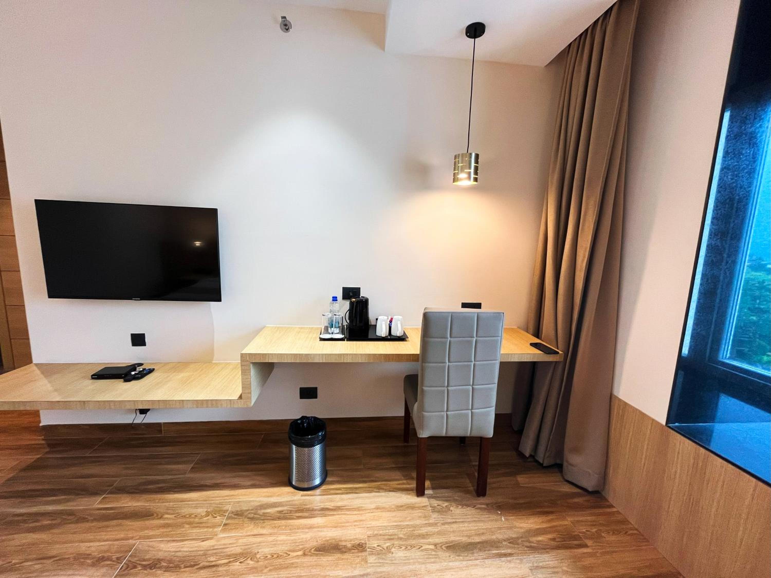 Deluxe King Room - Photo 3