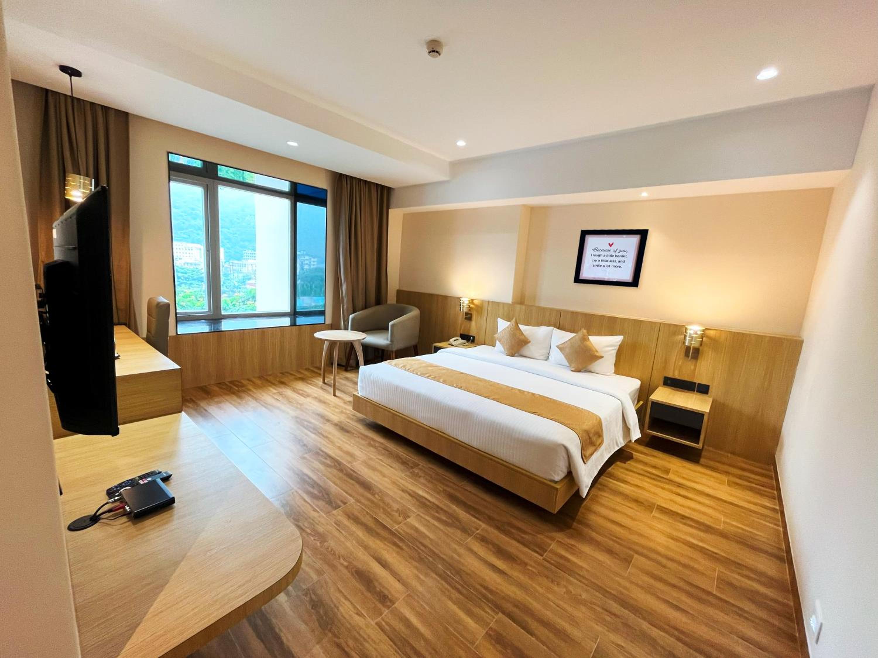 Deluxe King Room - Photo 7