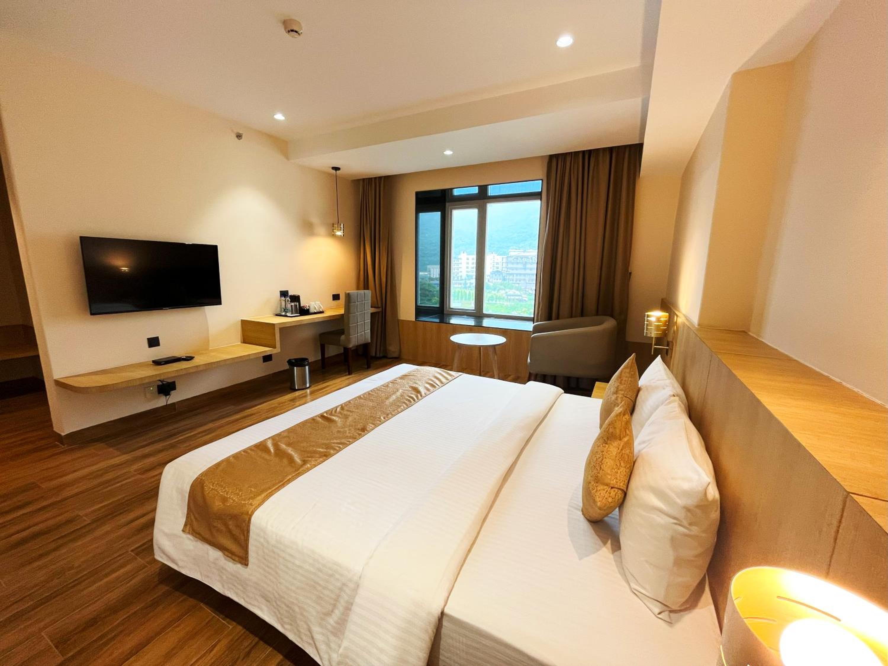 Deluxe King Room - Photo 1