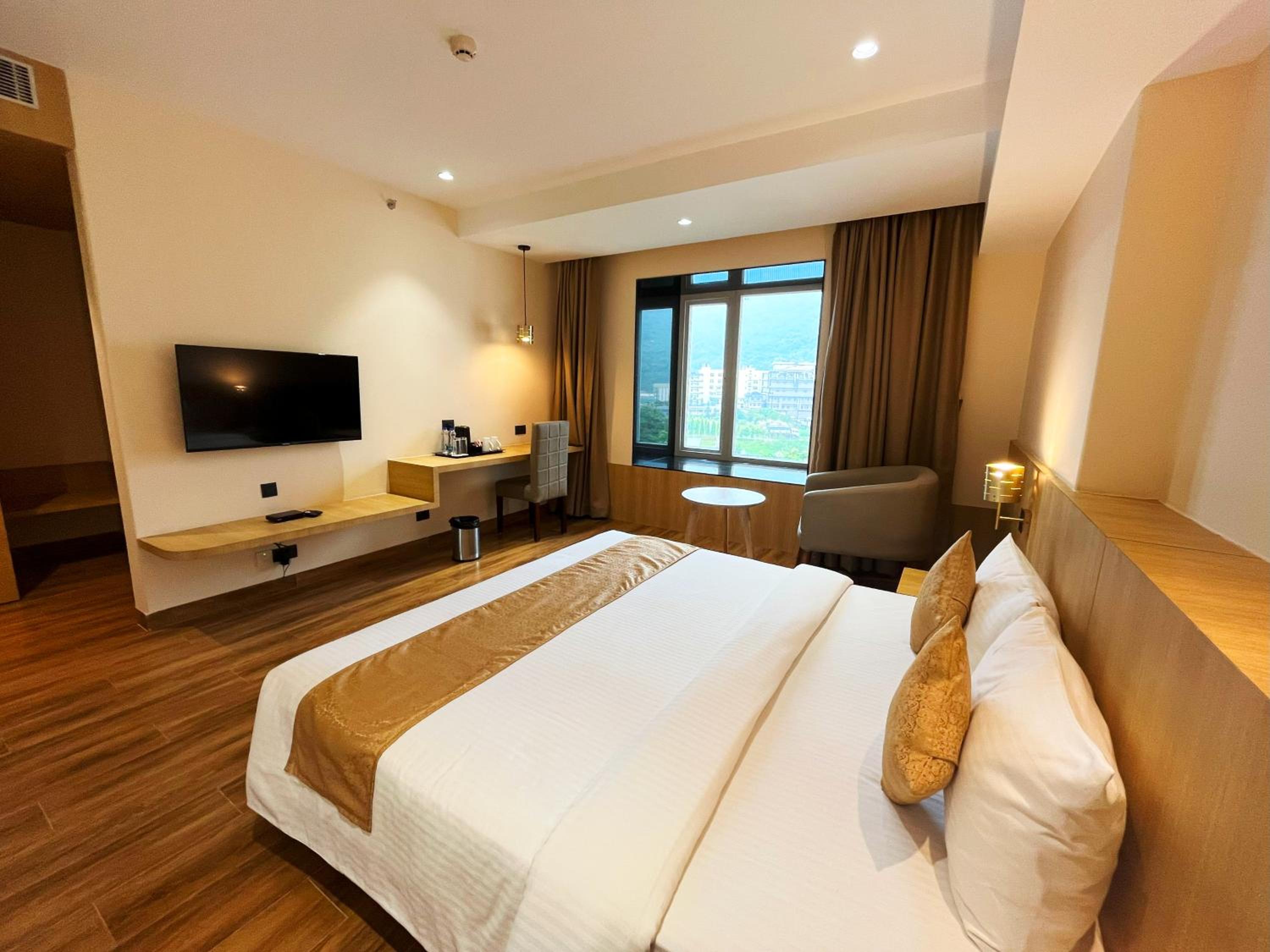 Deluxe King Room - Photo 8
