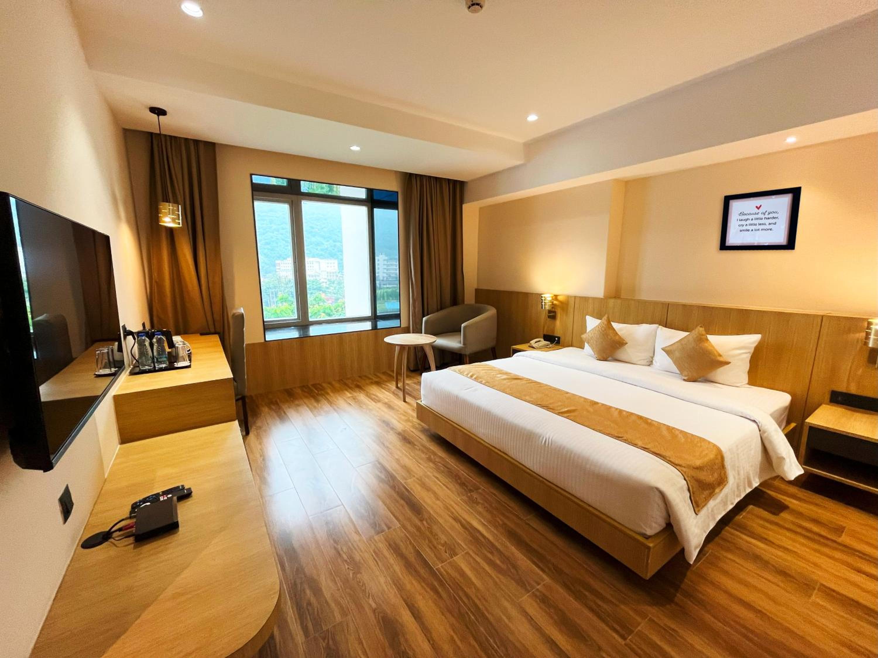 Deluxe King Room - Photo 9