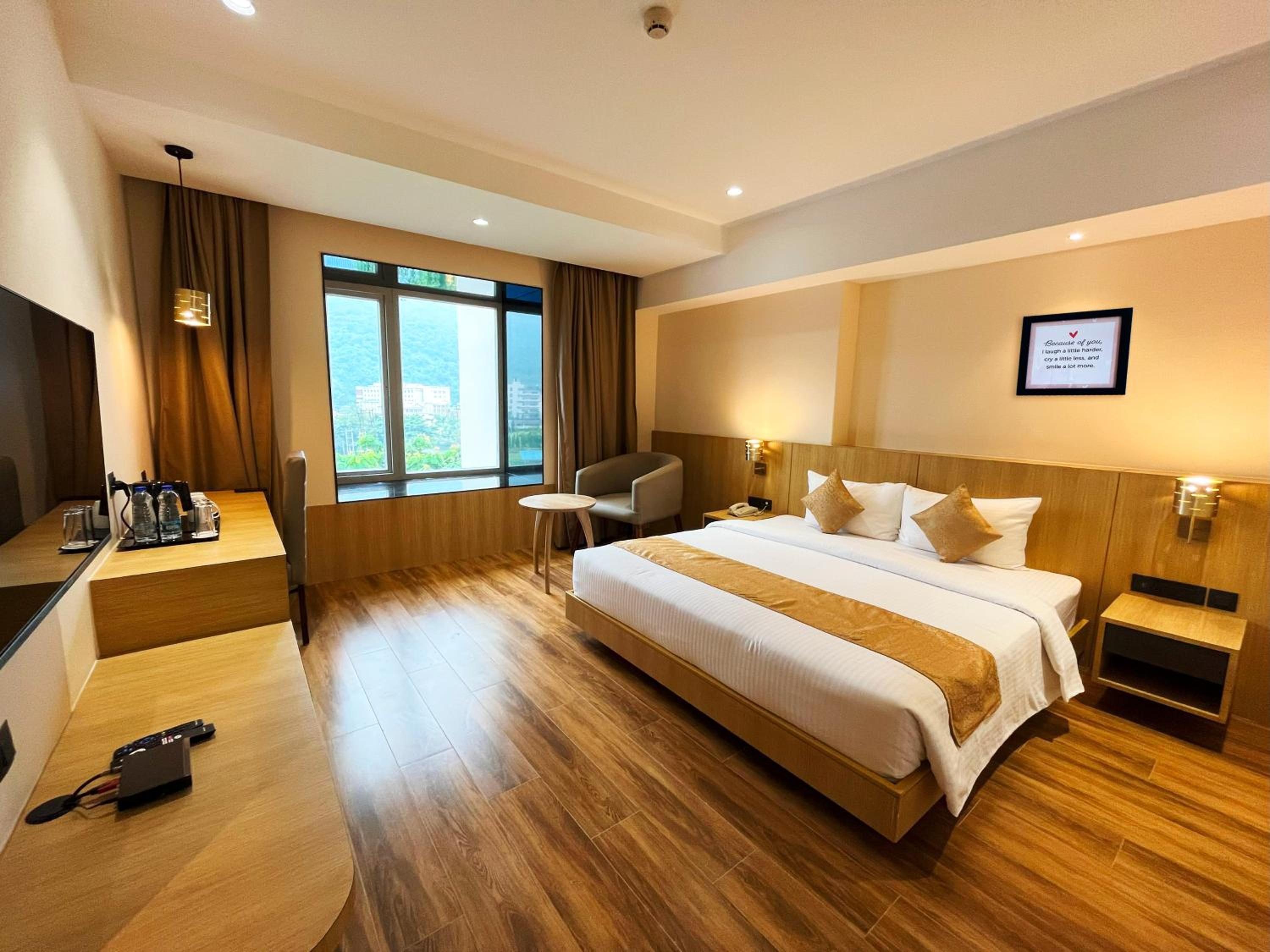 Deluxe King Room - Photo 5