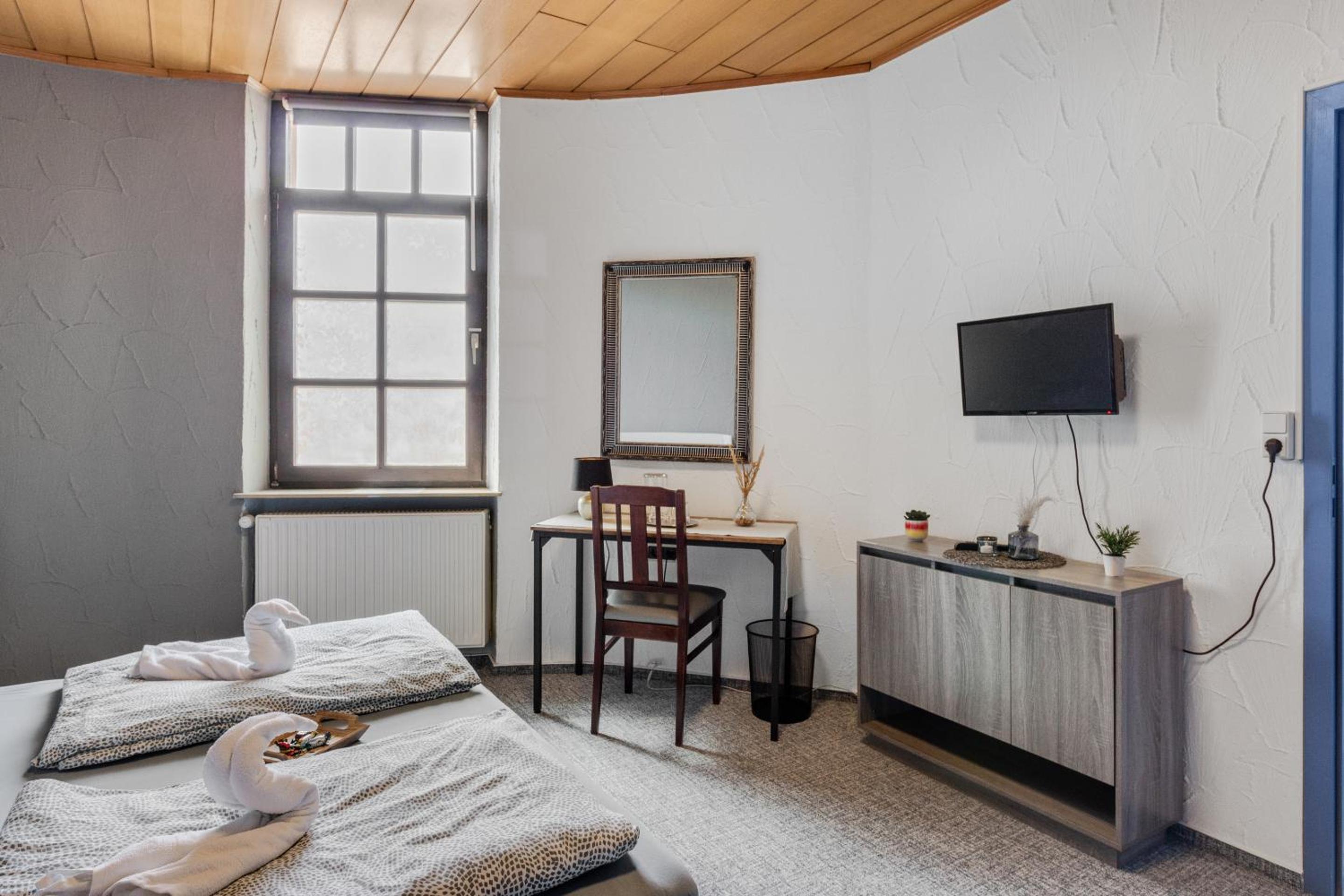 Dreibettzimmer mit eigenem Bad photo