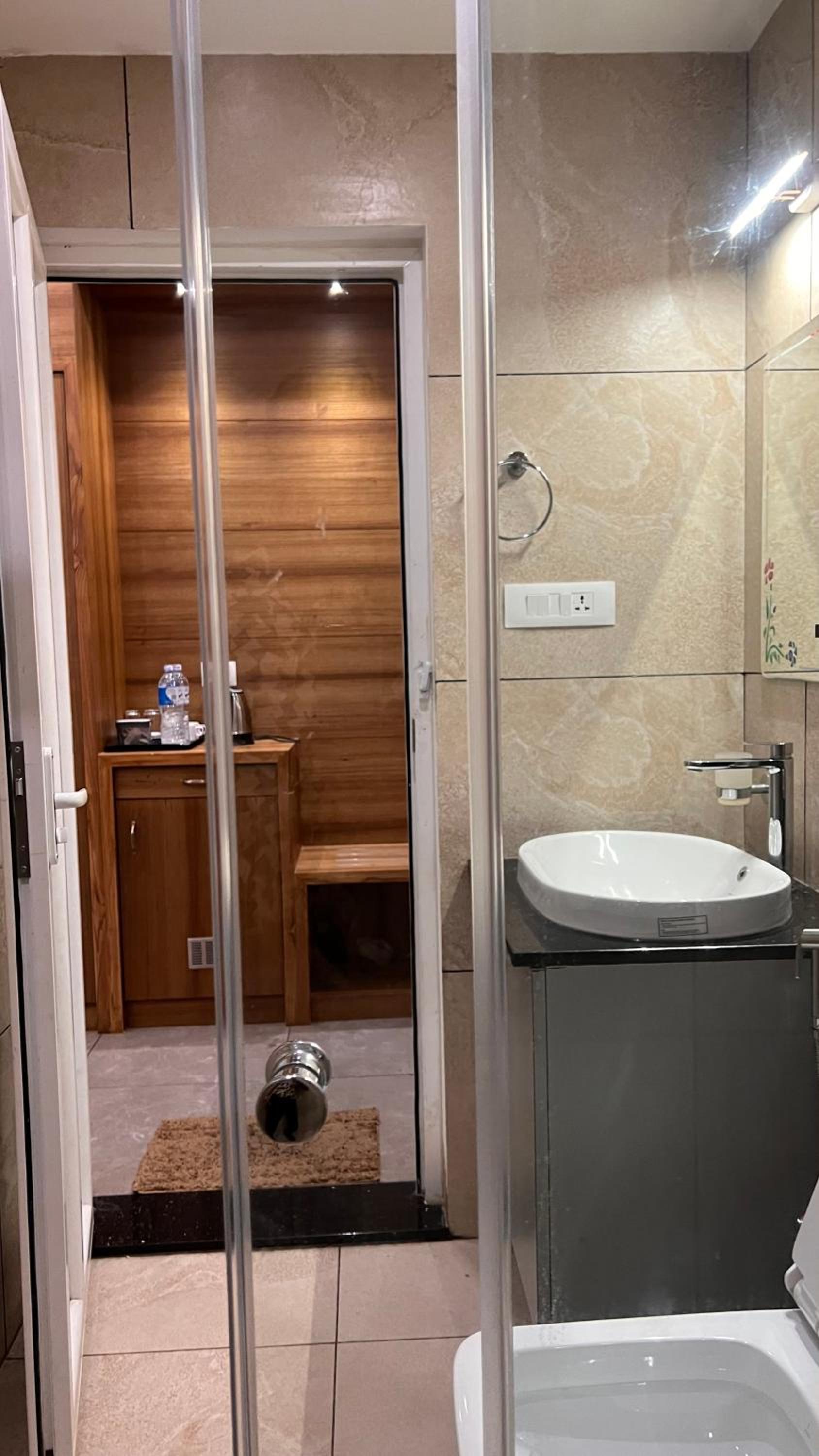Junior Suite with Pool View - Photo 9
