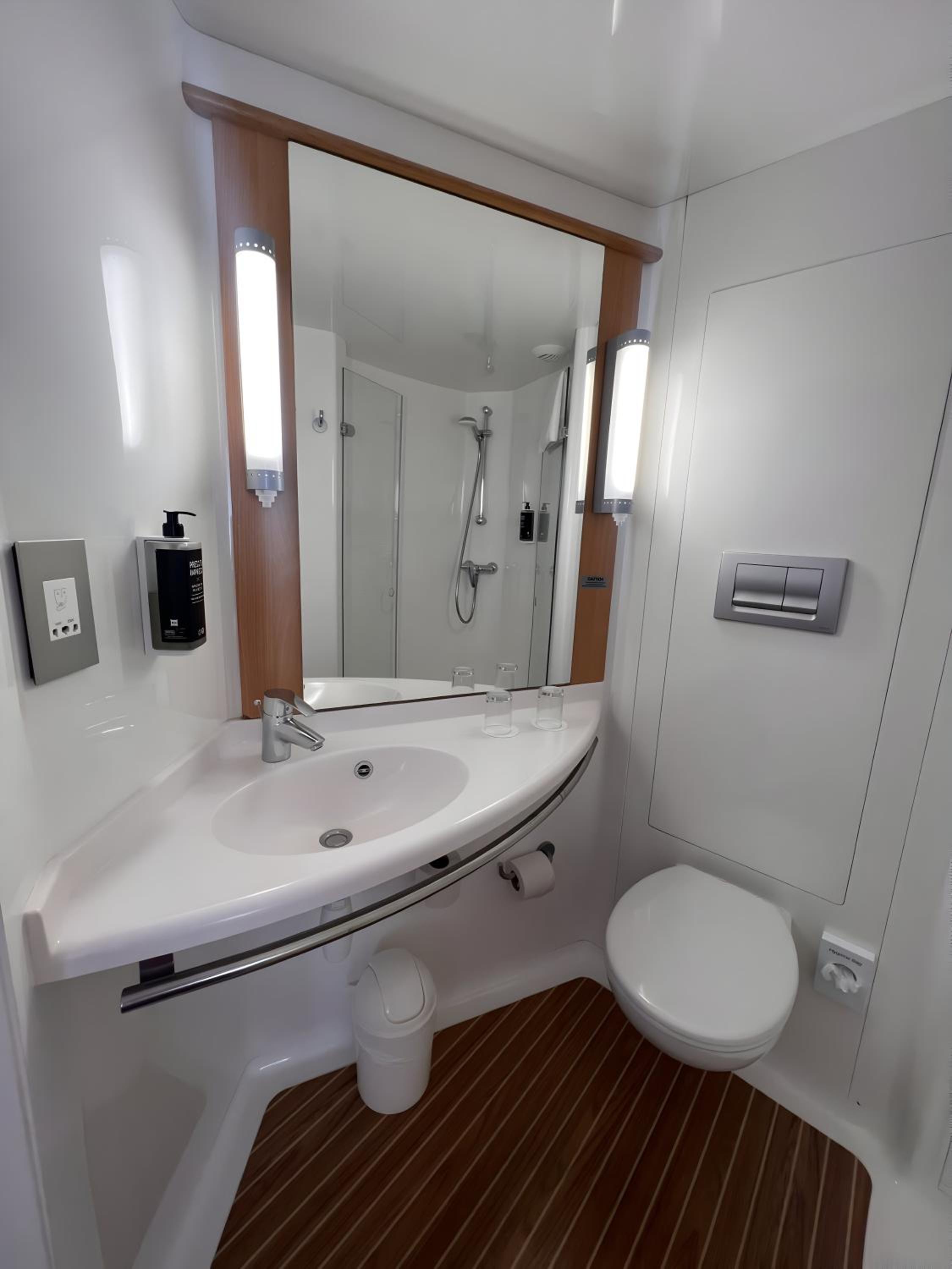 Standard Twin Room photo 2