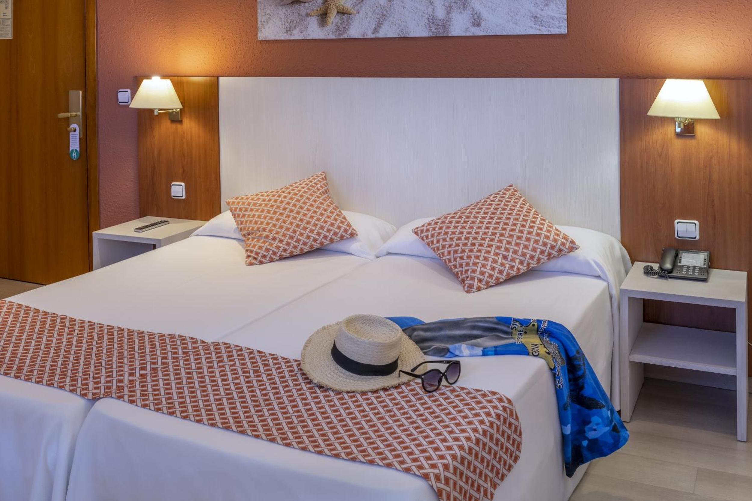 Double or Twin Room with Balcony - Photo 1