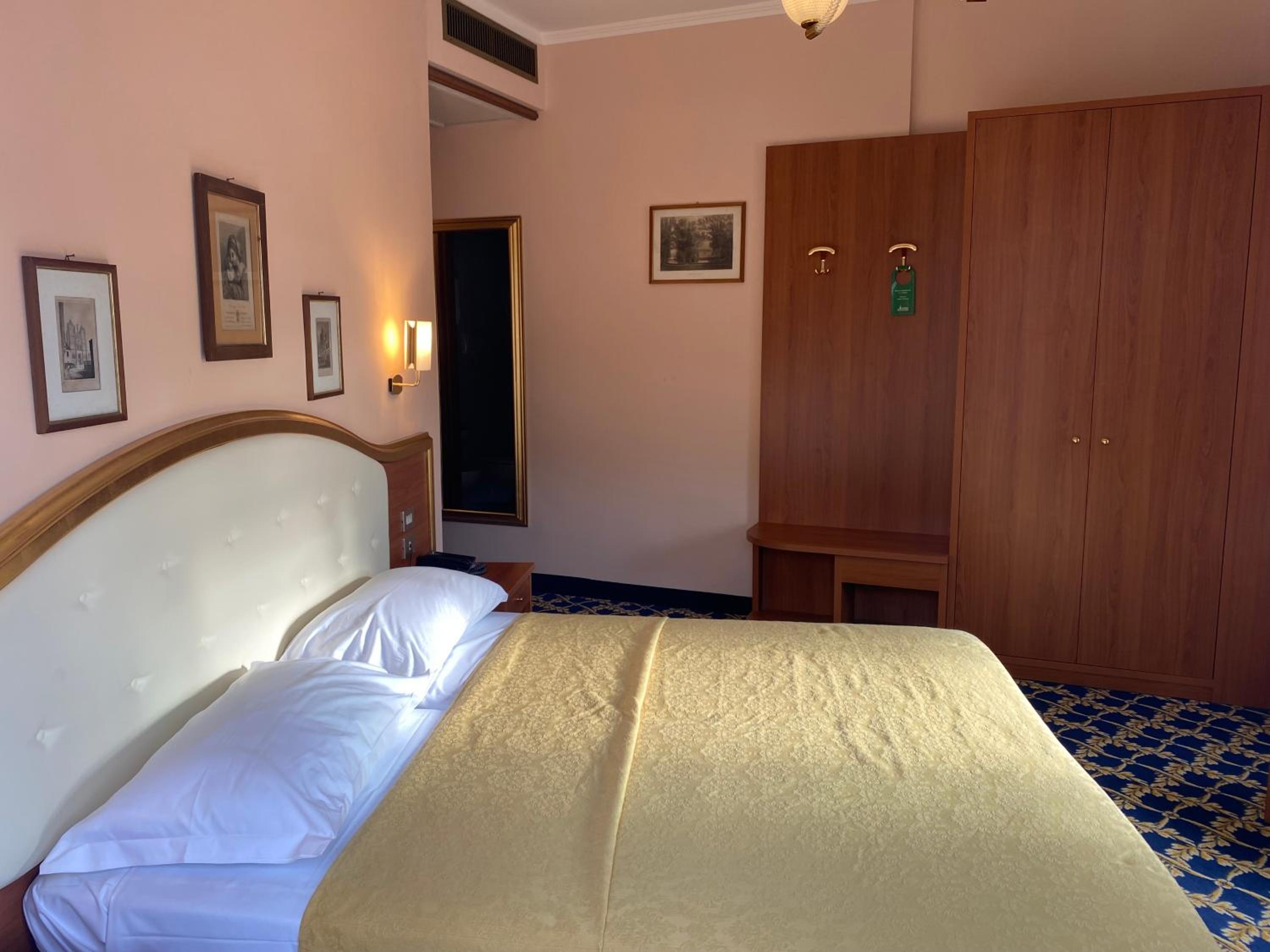 Standard Double or Twin Room - Photo 7
