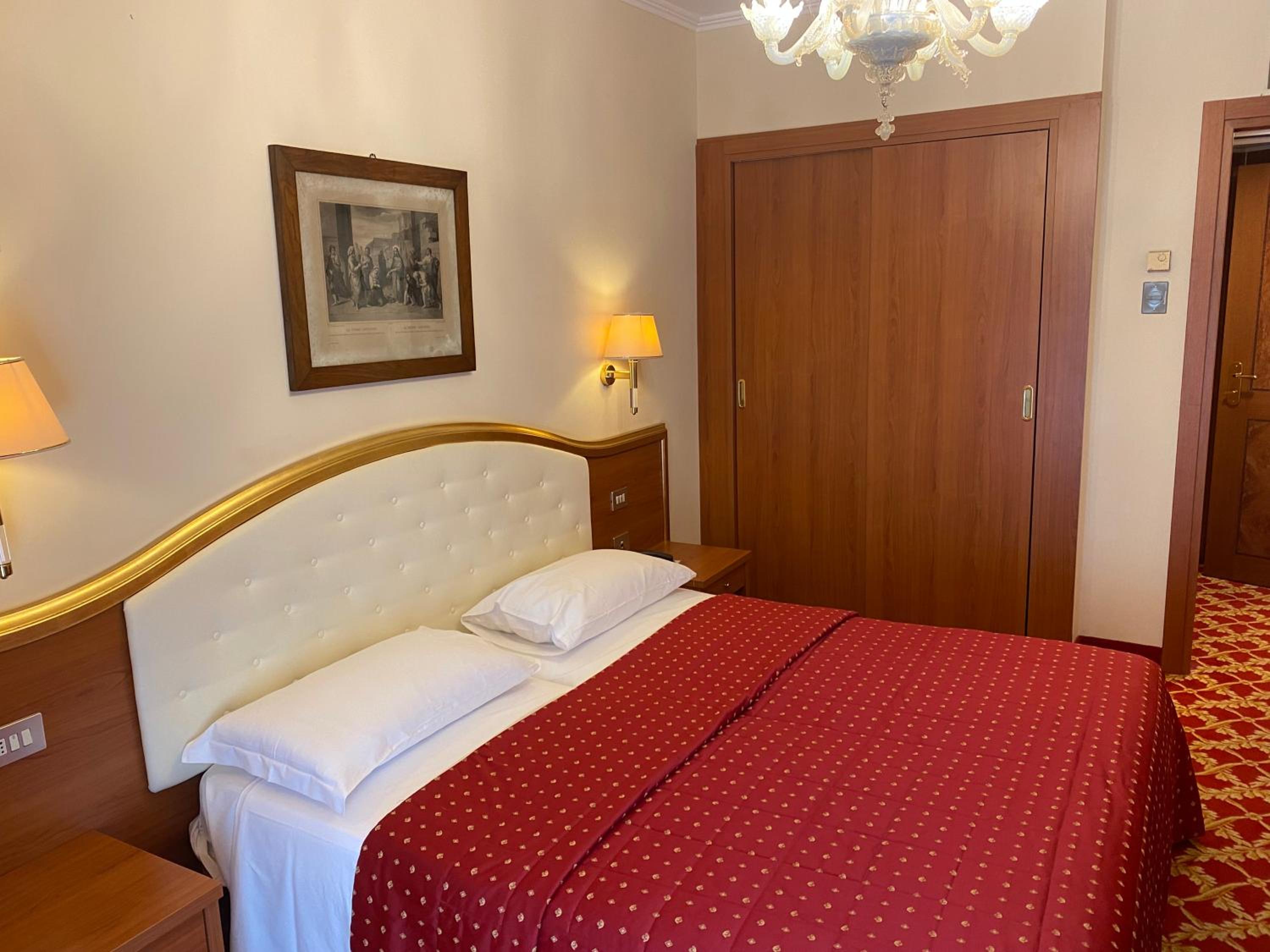 Standard Double or Twin Room - Photo 8