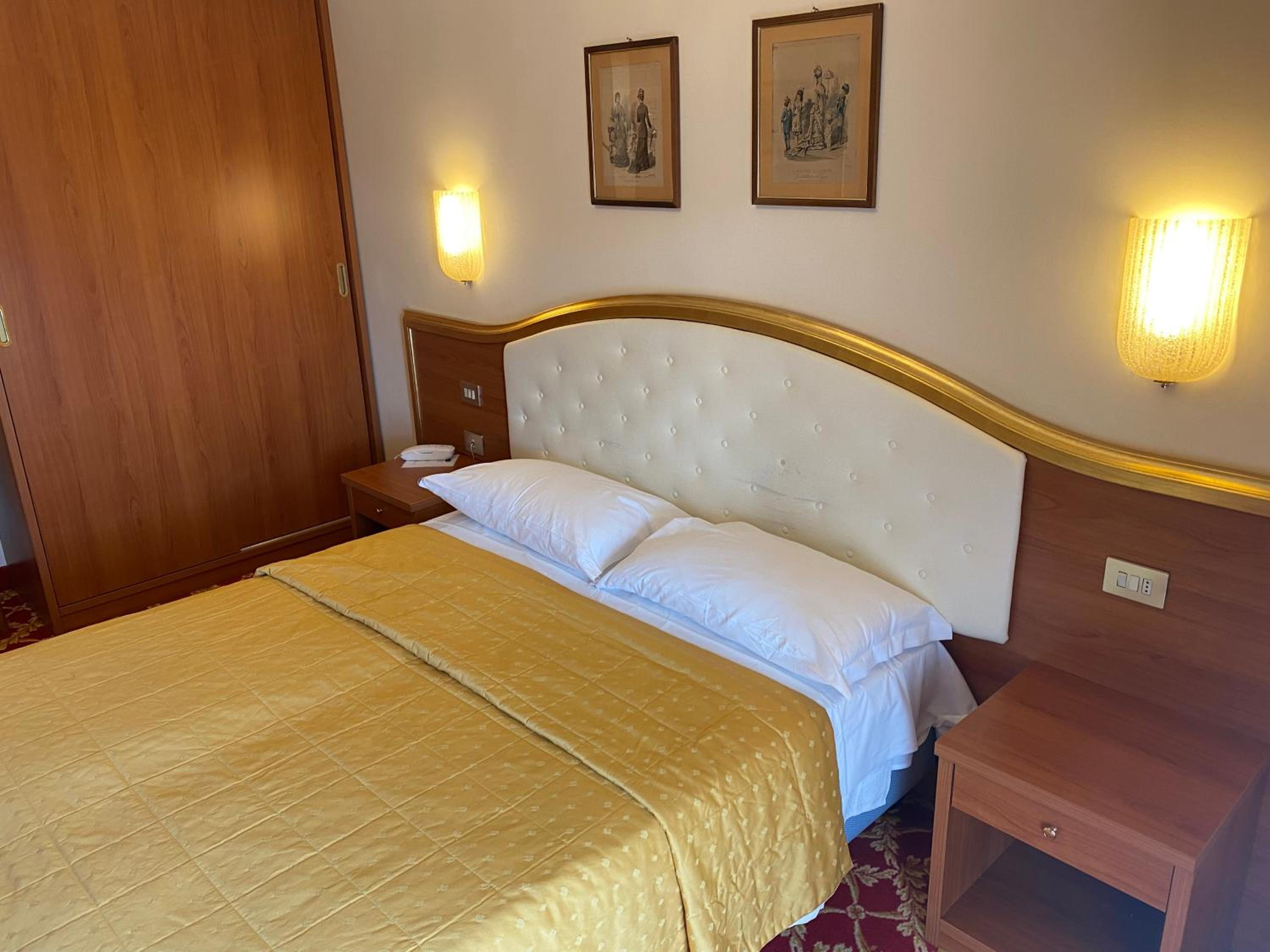 Standard Double or Twin Room - Photo 9