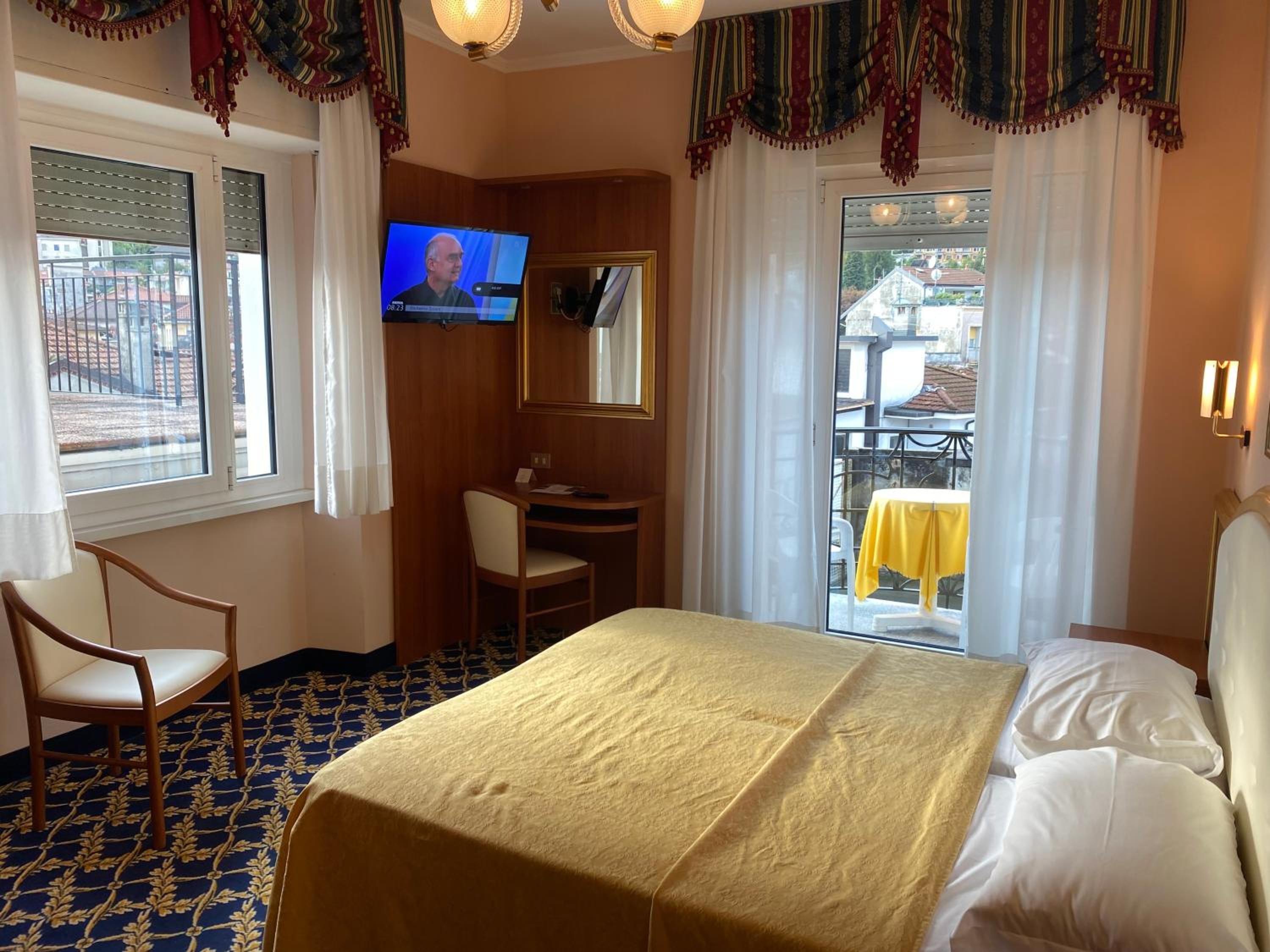 Standard Double or Twin Room - Photo 10