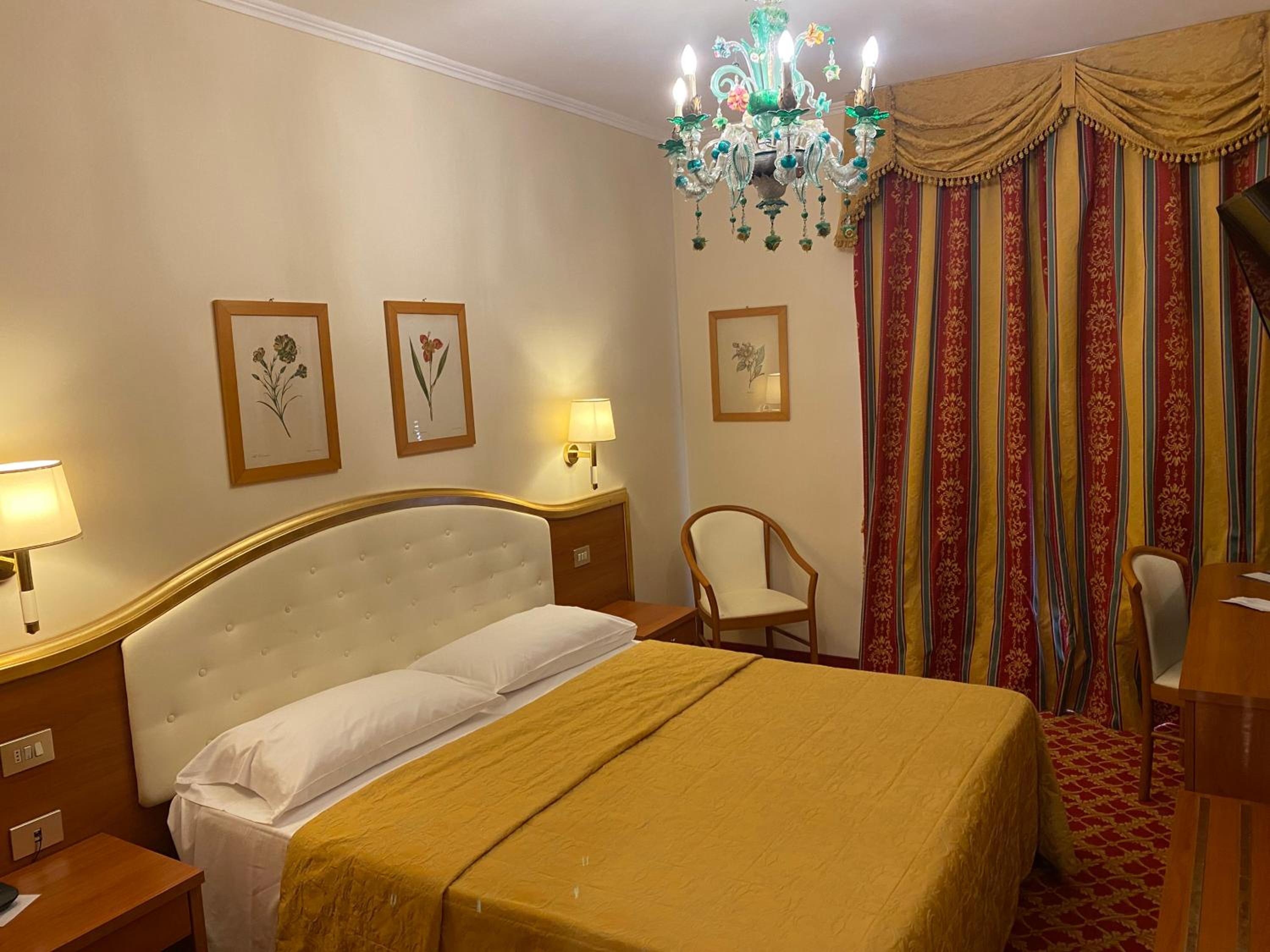 Standard Double or Twin Room - Photo 11