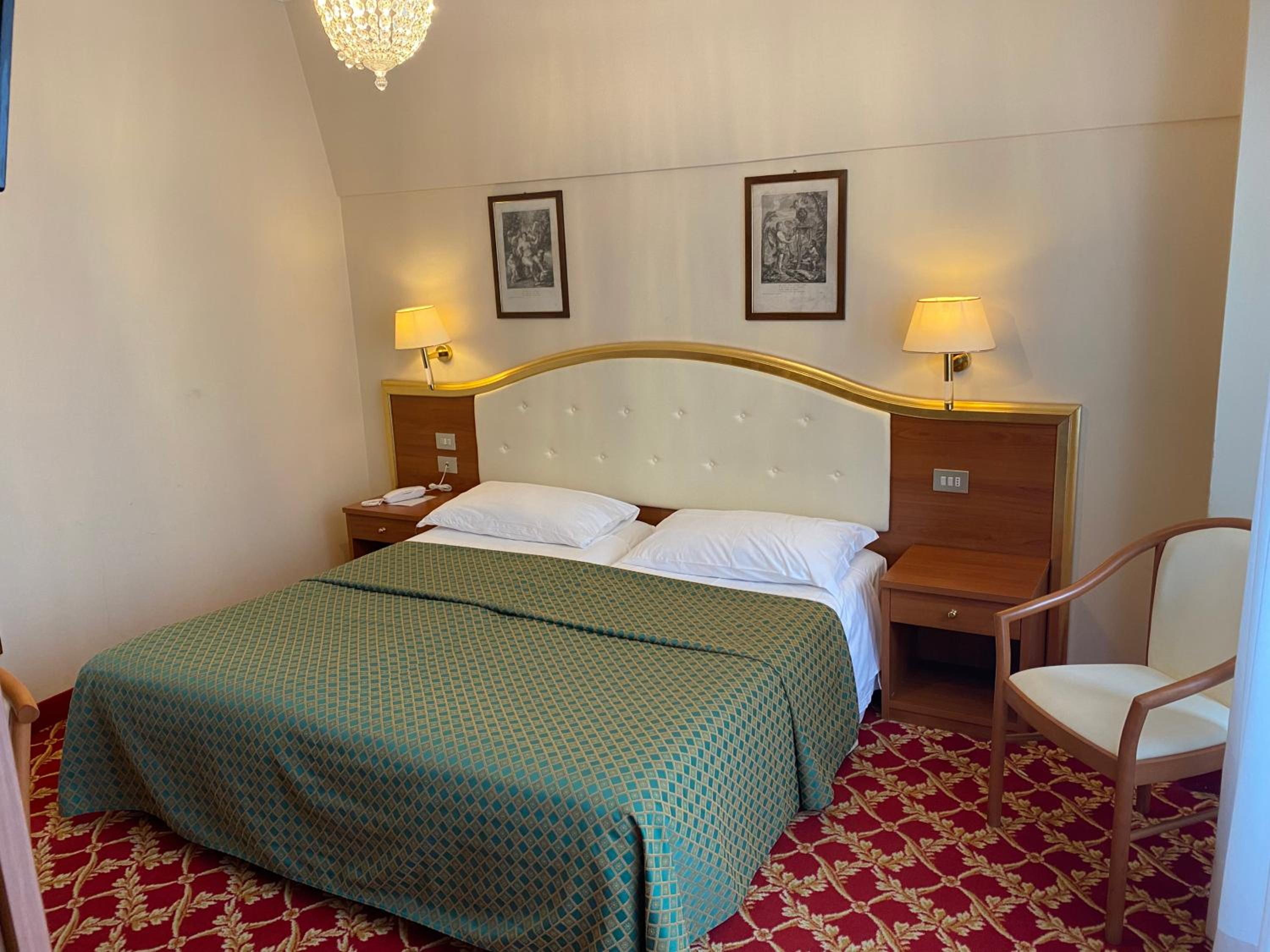 Standard Double or Twin Room - Photo 6