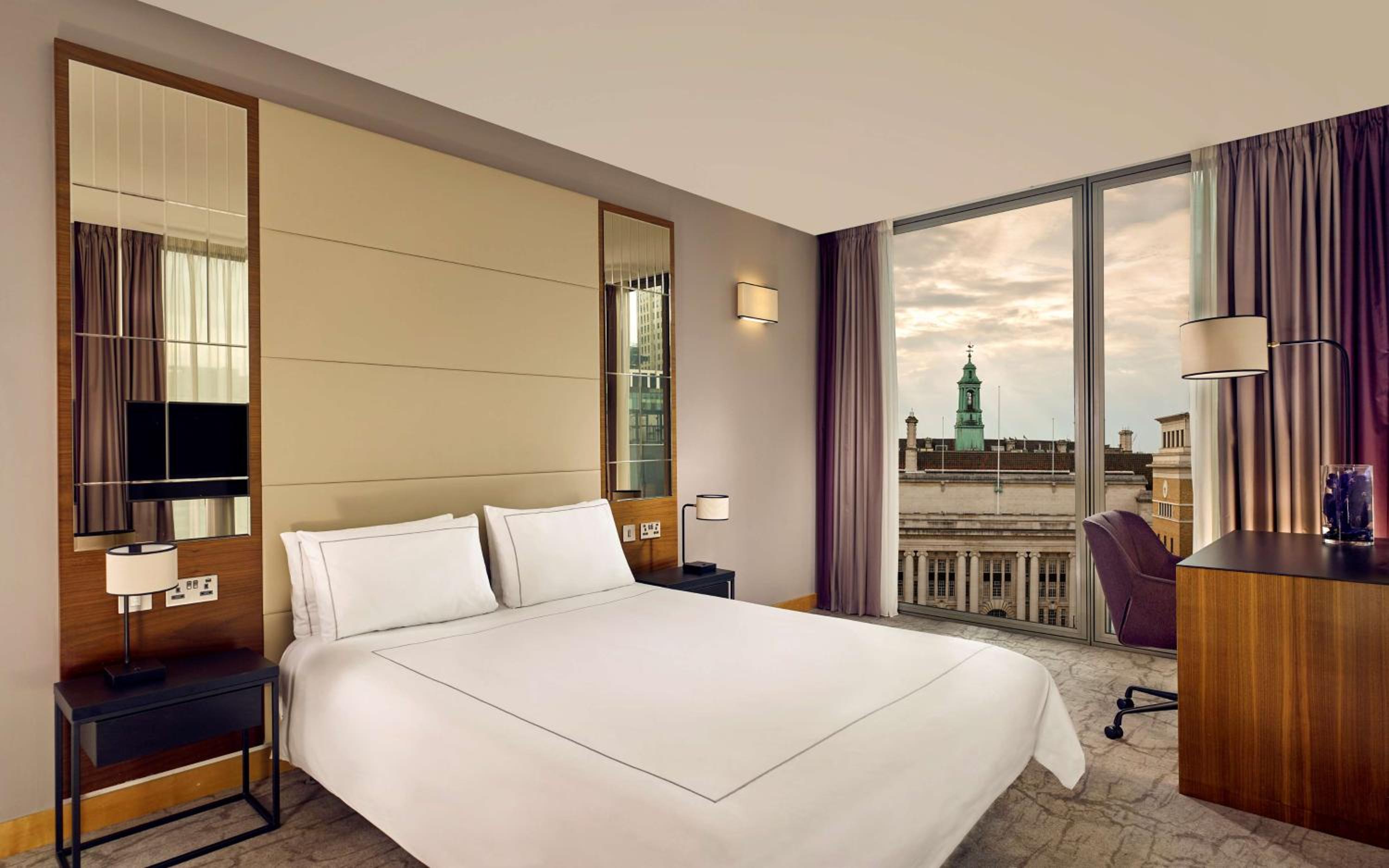 Superior Double Room with London Eye View photo 3
