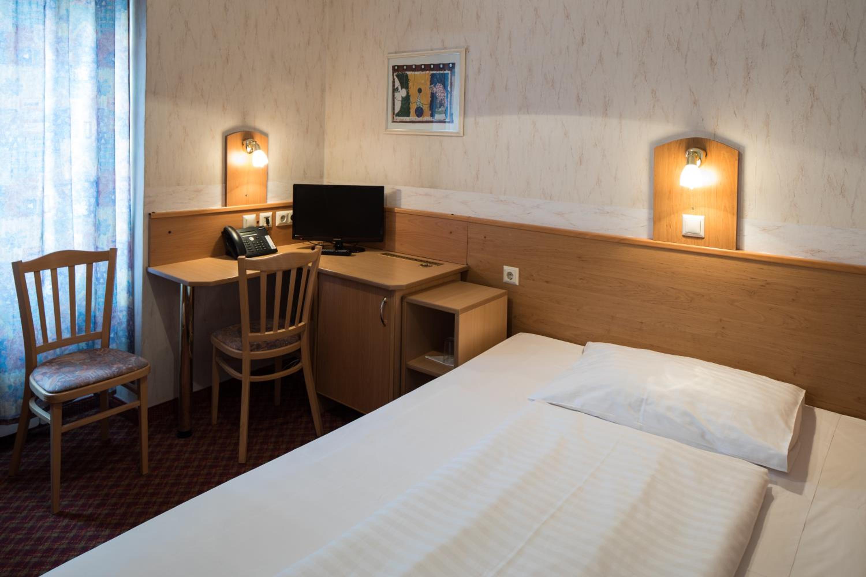 Single Room with Shared Toilet