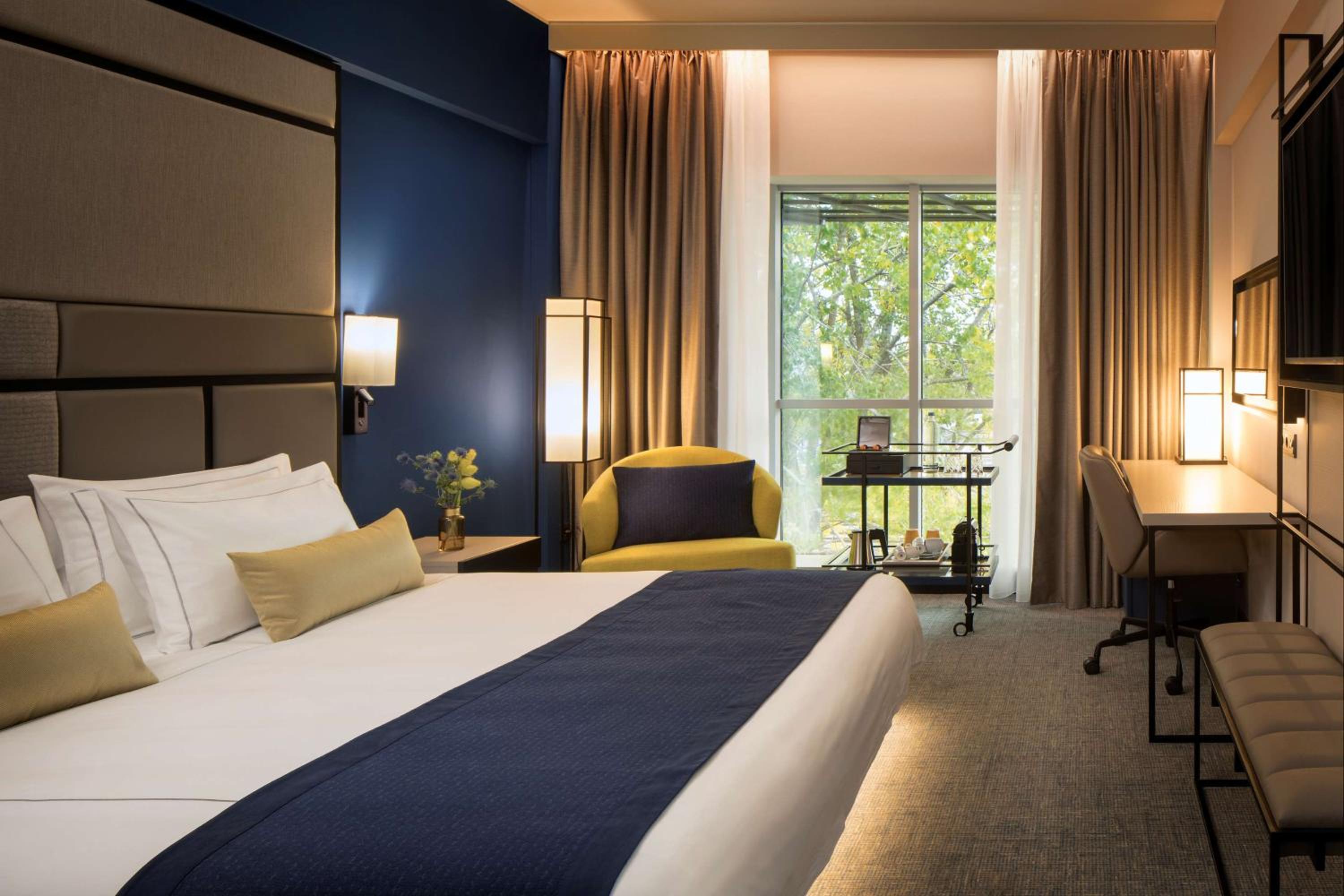 Executive King Room with City View - Photo 8