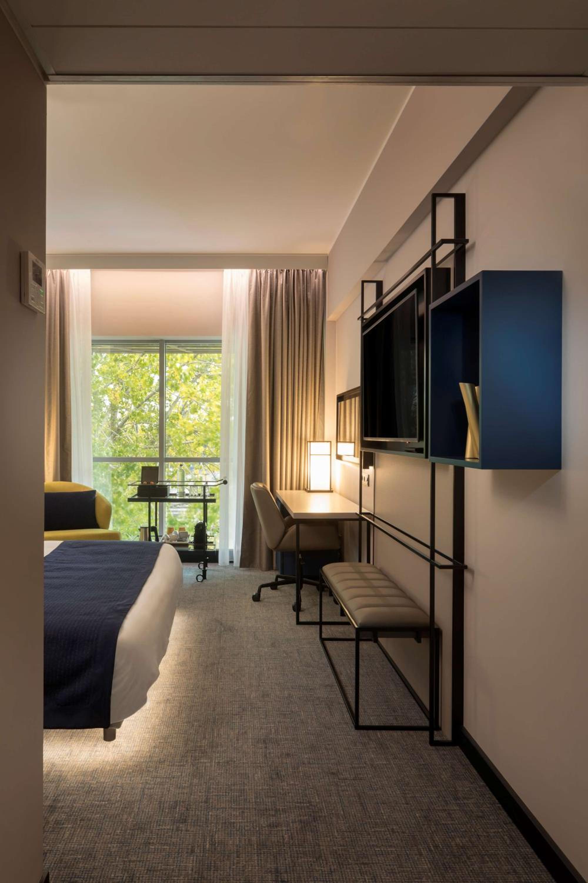 Executive King Room with City View - Photo 7