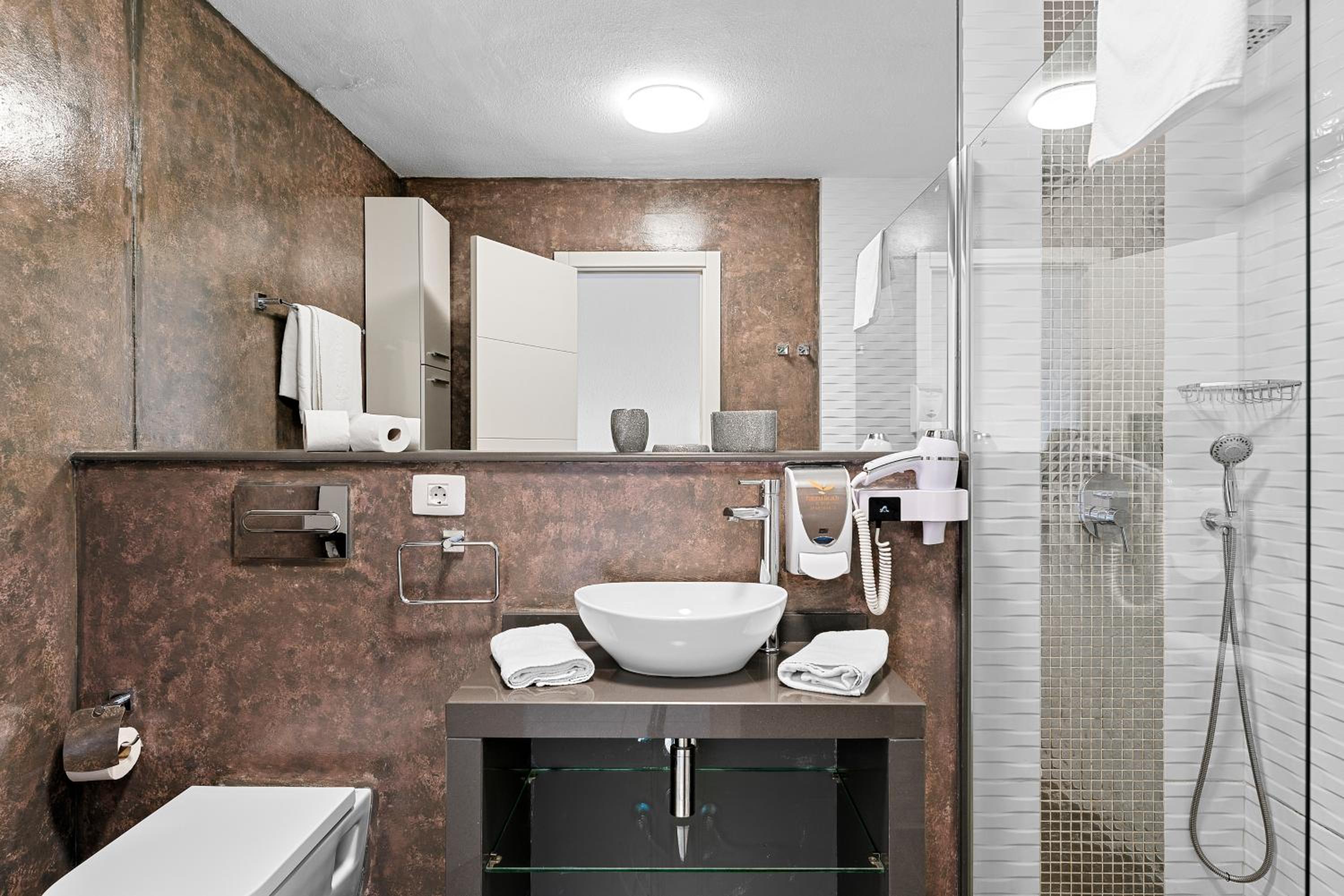 One-Bedroom Penthouse Apartment Plus thumbnail 6