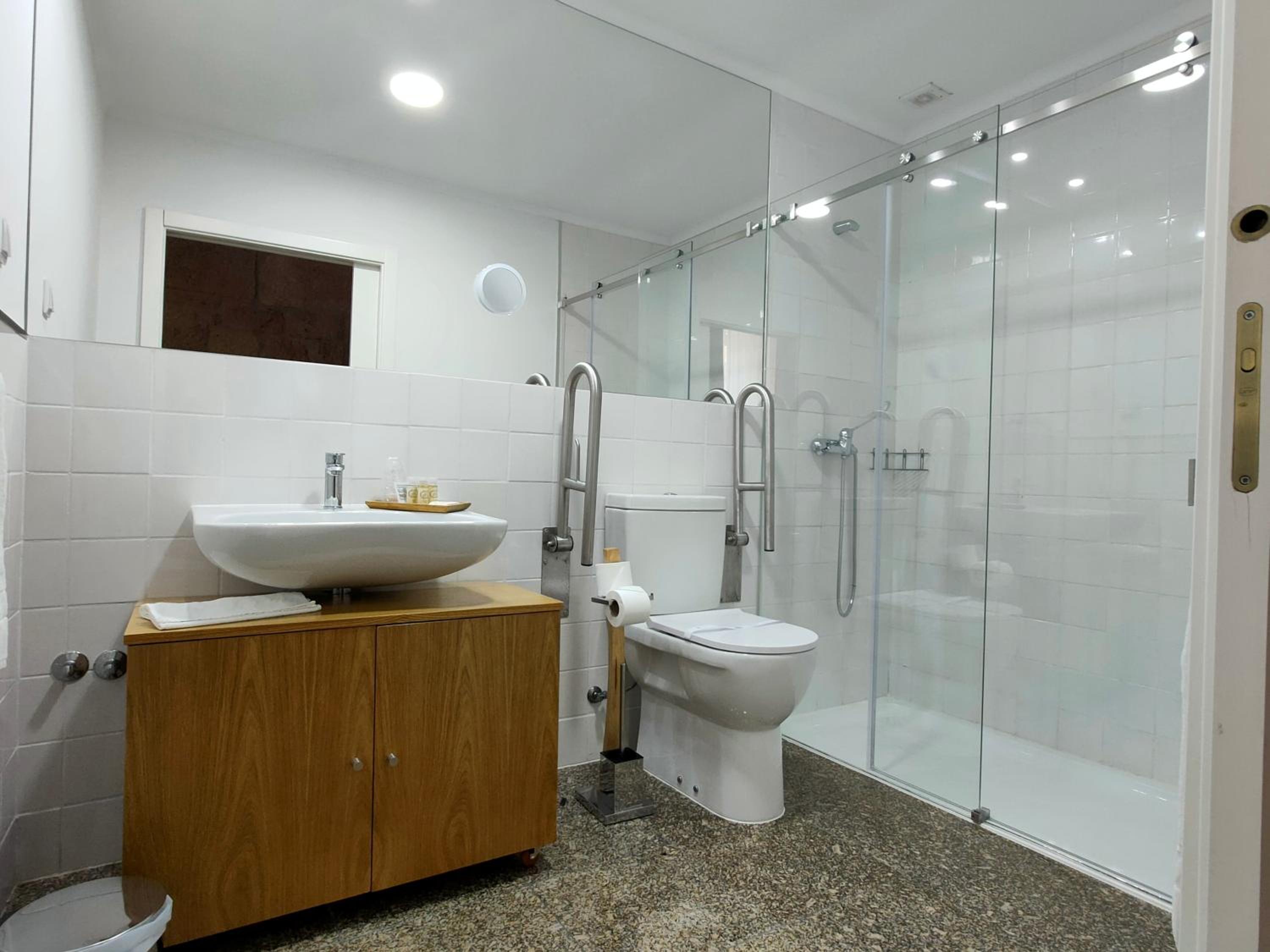 Twin Room - Disability Access - Photo 2