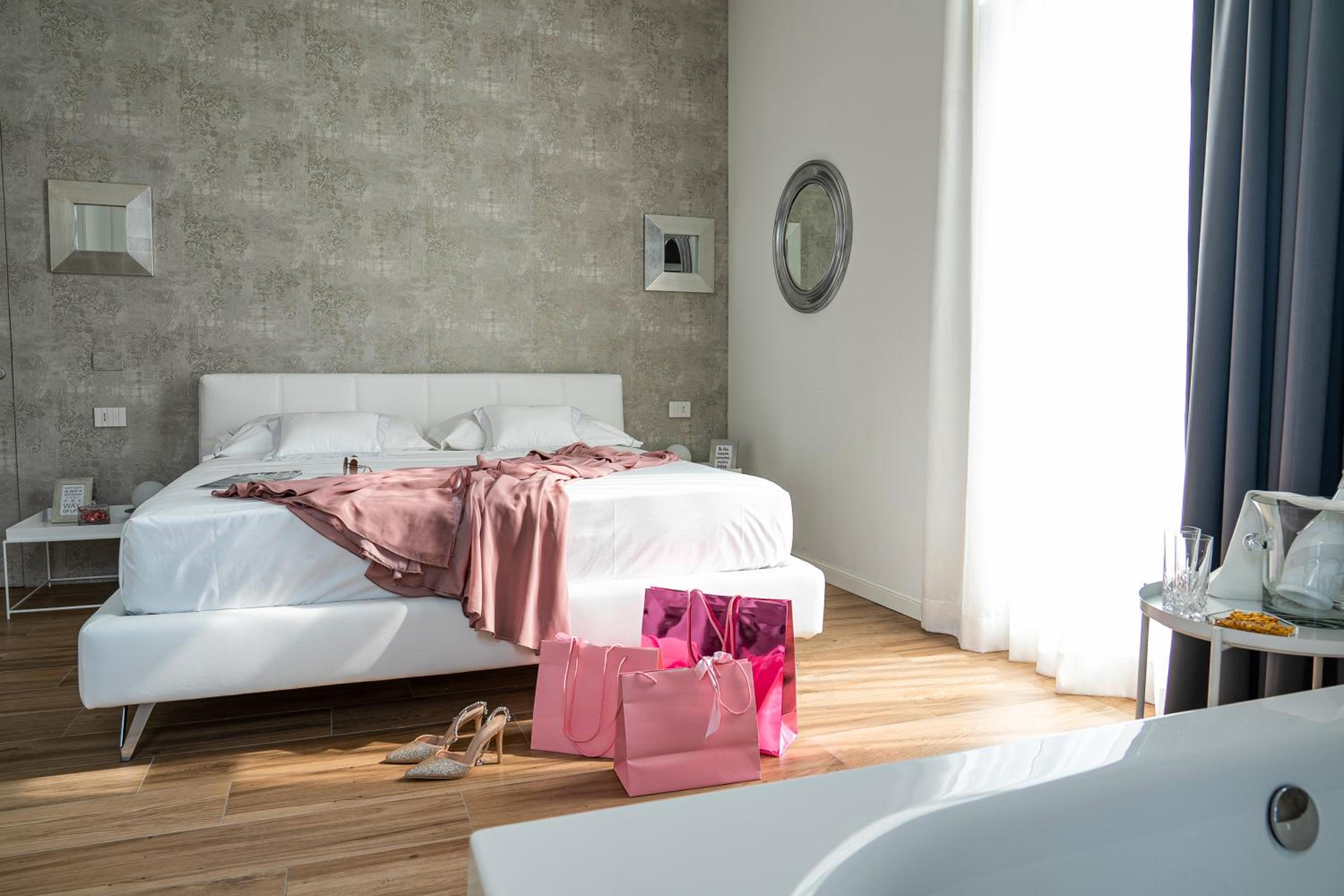Deluxe King Room - Photo 3