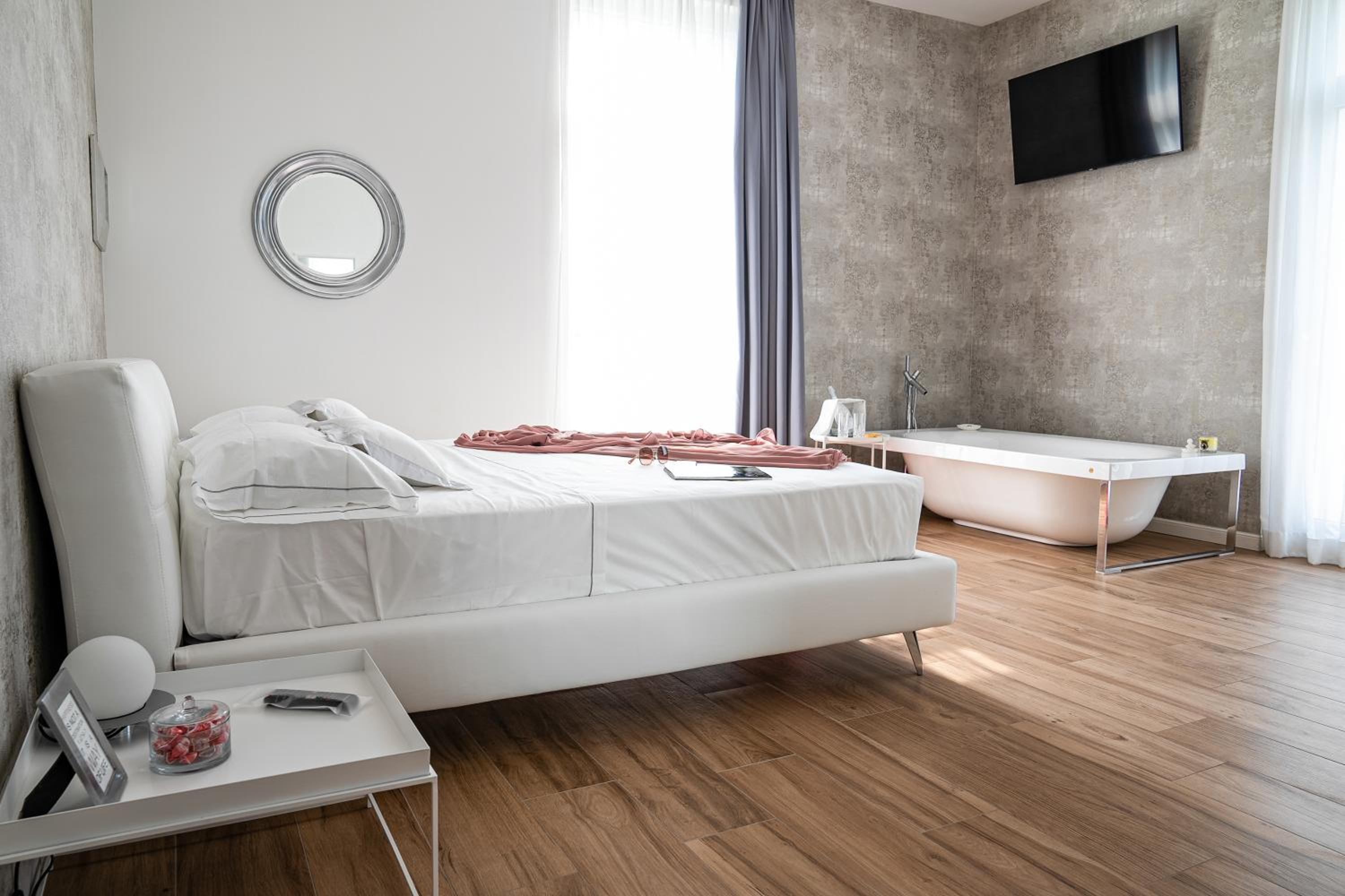 Deluxe King Room - Photo 1