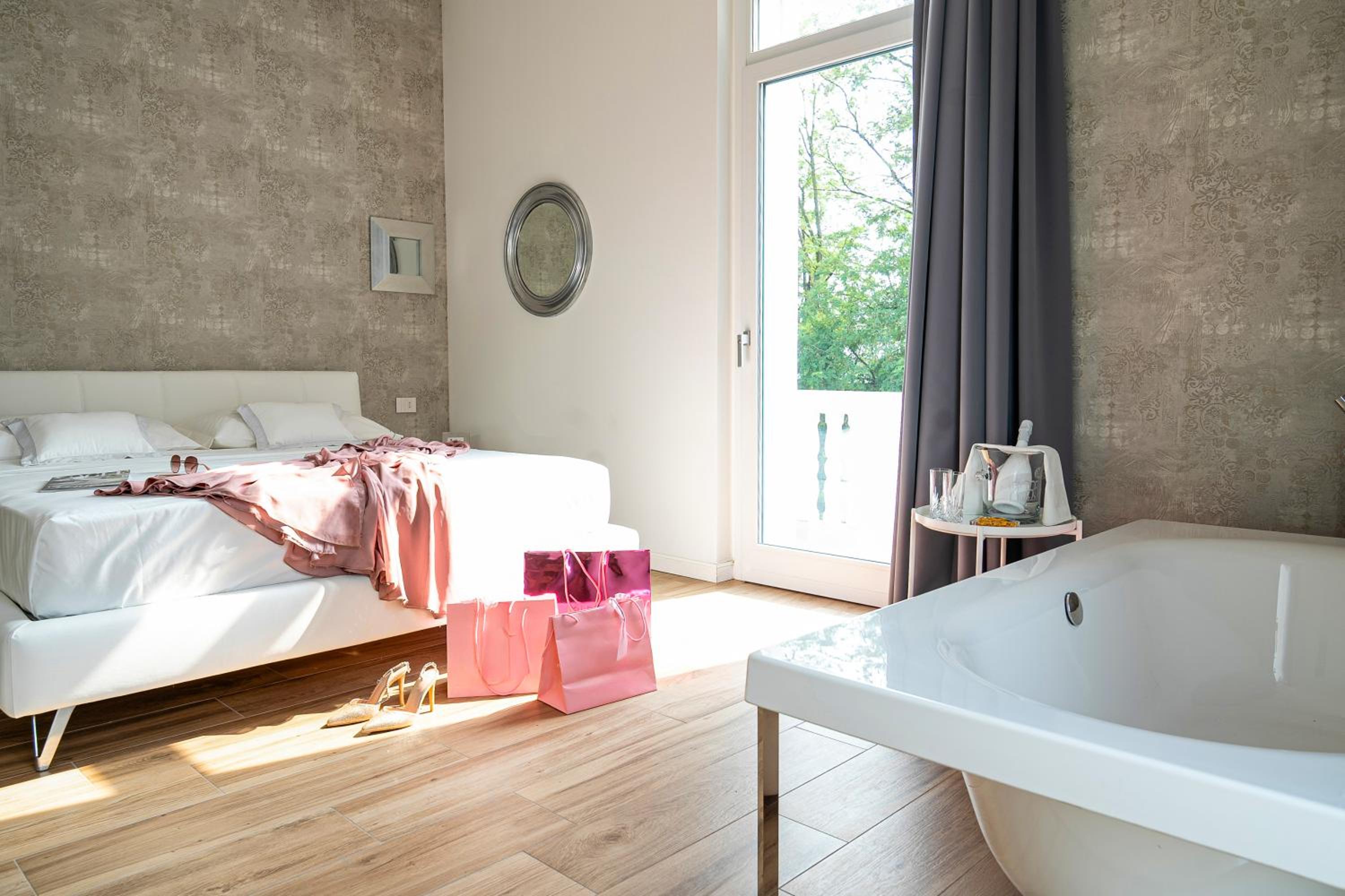 Deluxe King Room - Photo 10
