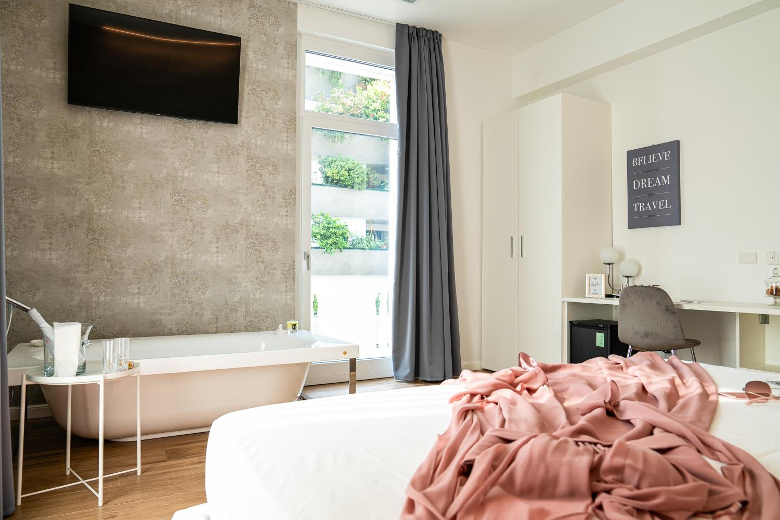 Deluxe King Room - Photo 8