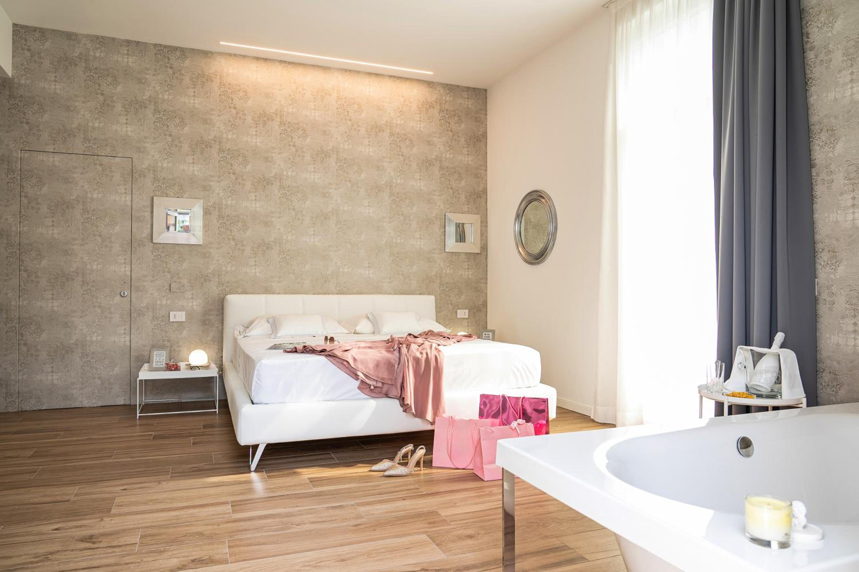 Deluxe King Room - Photo 7
