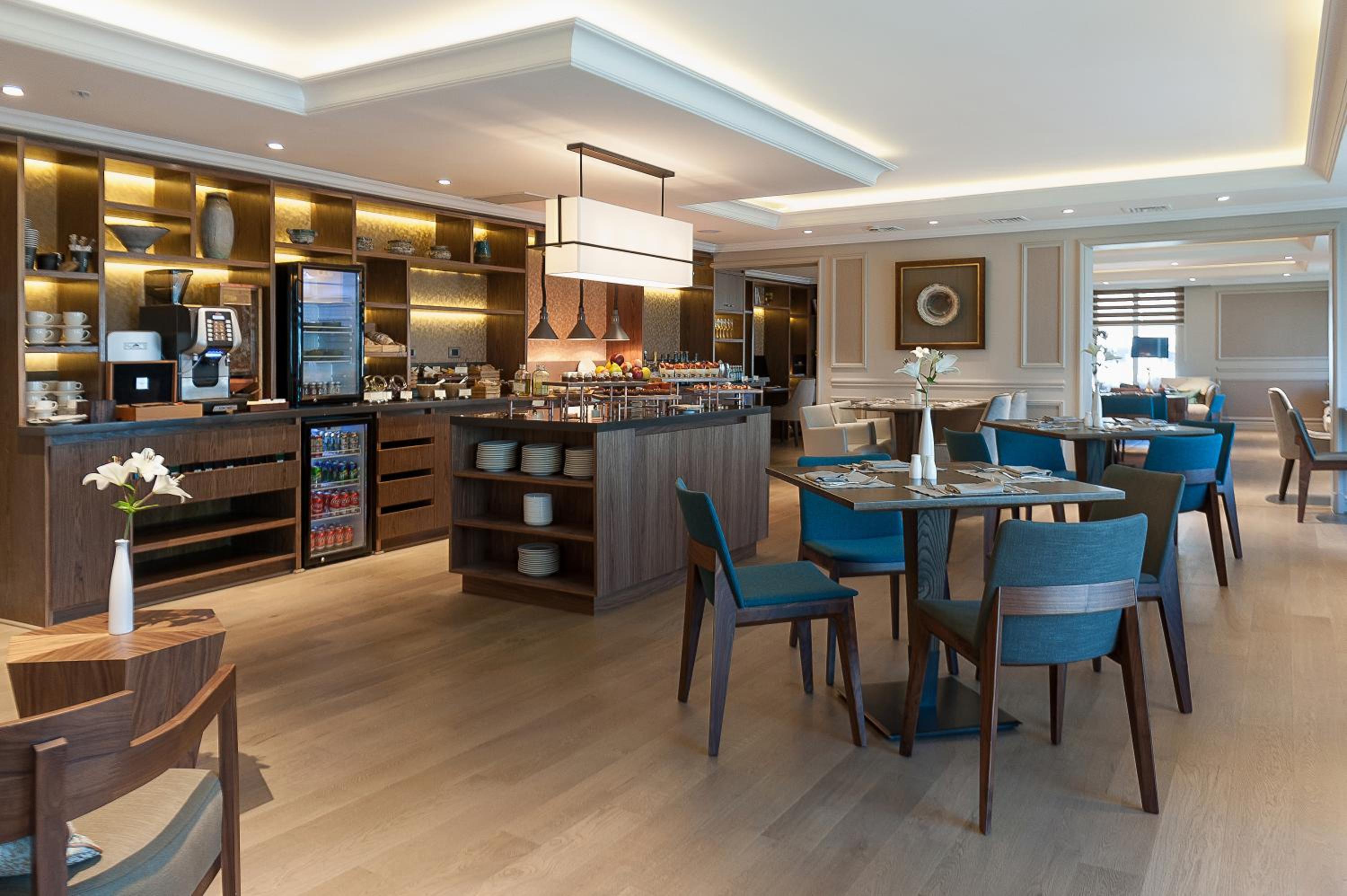 Deluxe King Room with Terrace - Club Lounge Access - Photo 1