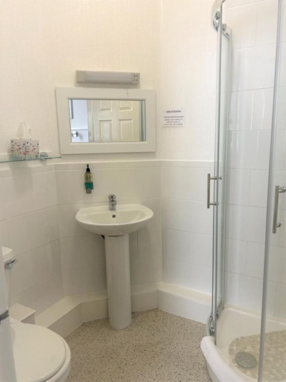 Budget Double Room - Photo 2