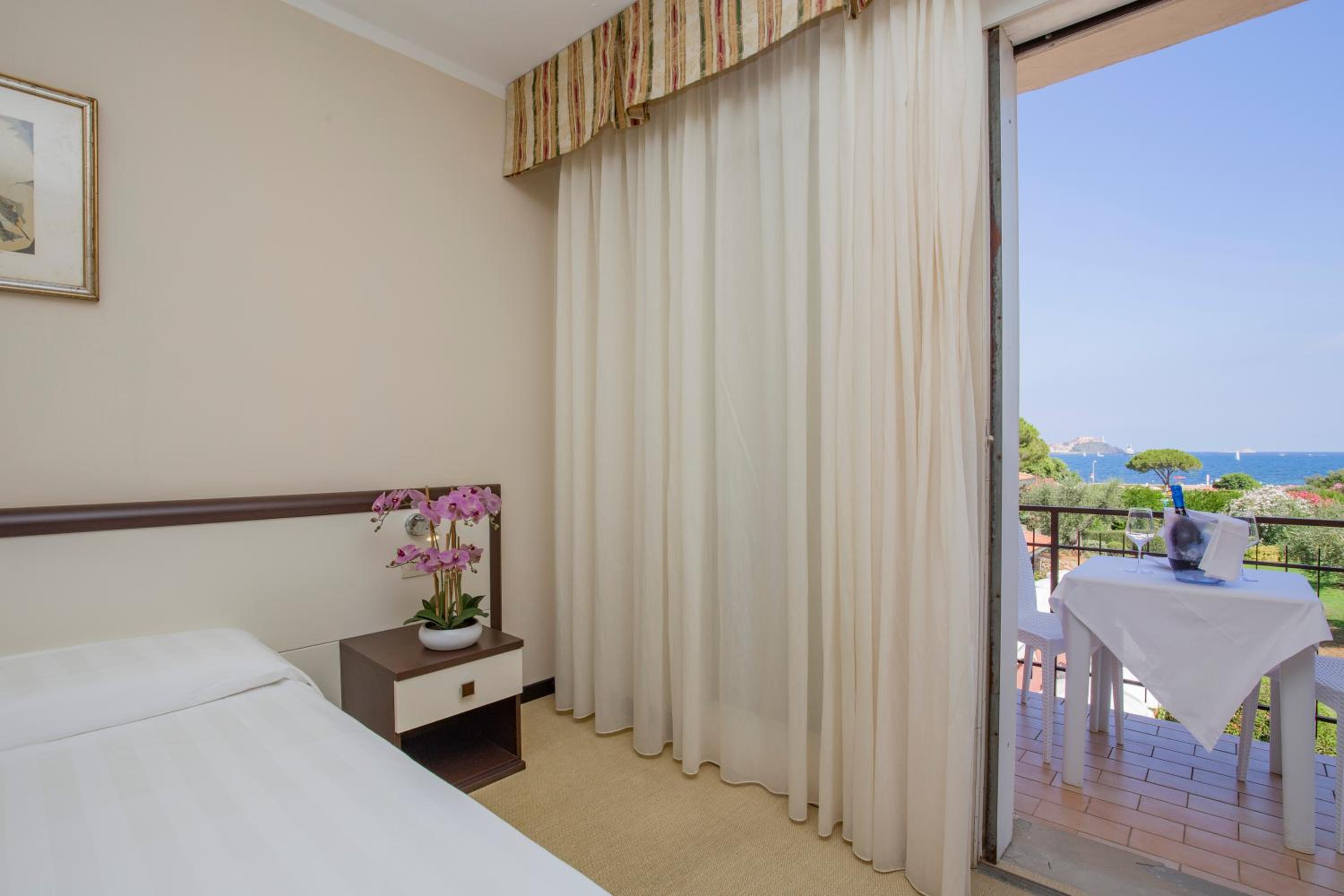 Double or Twin Room with Sea View