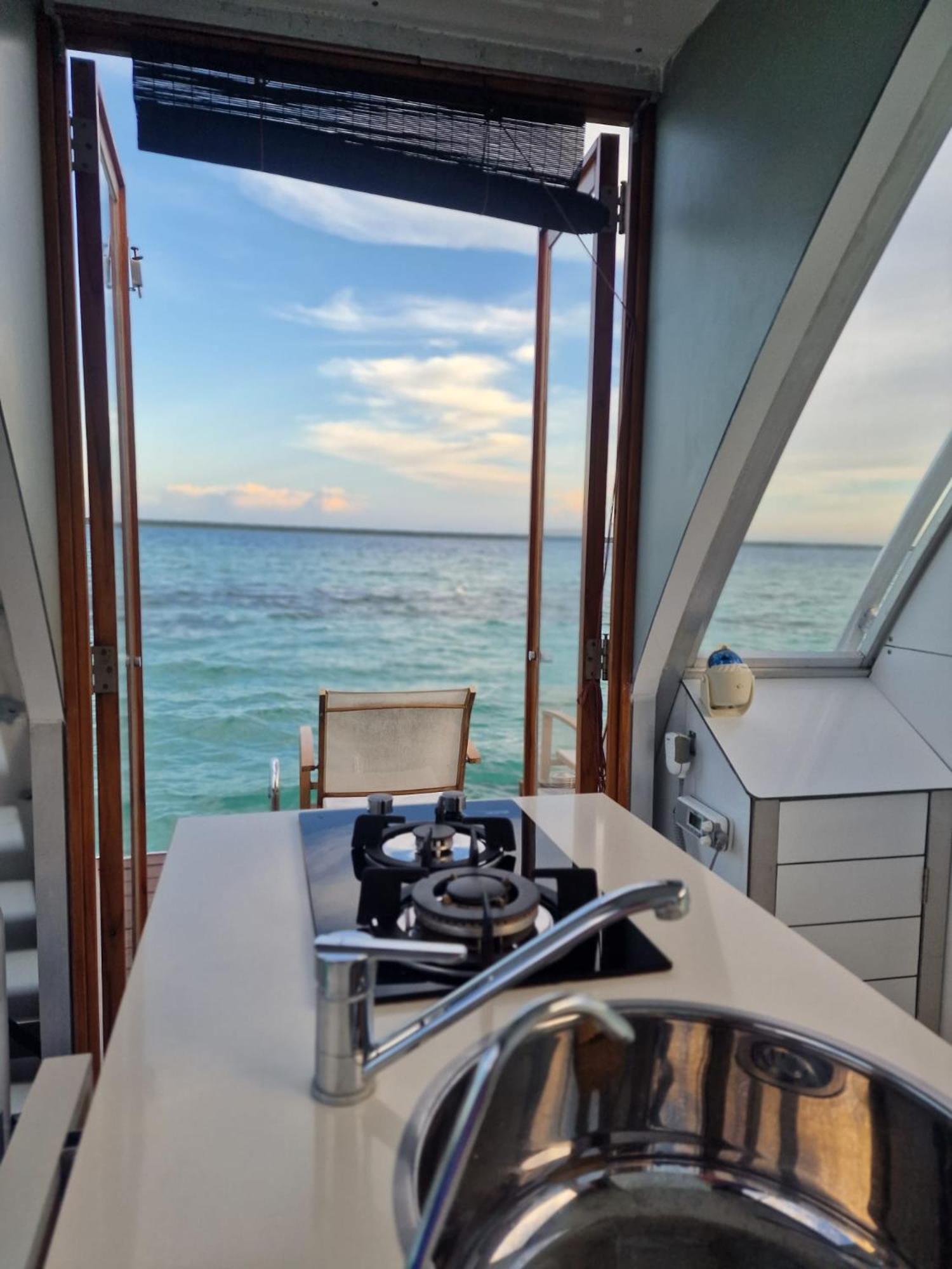 Houseboat photo 3