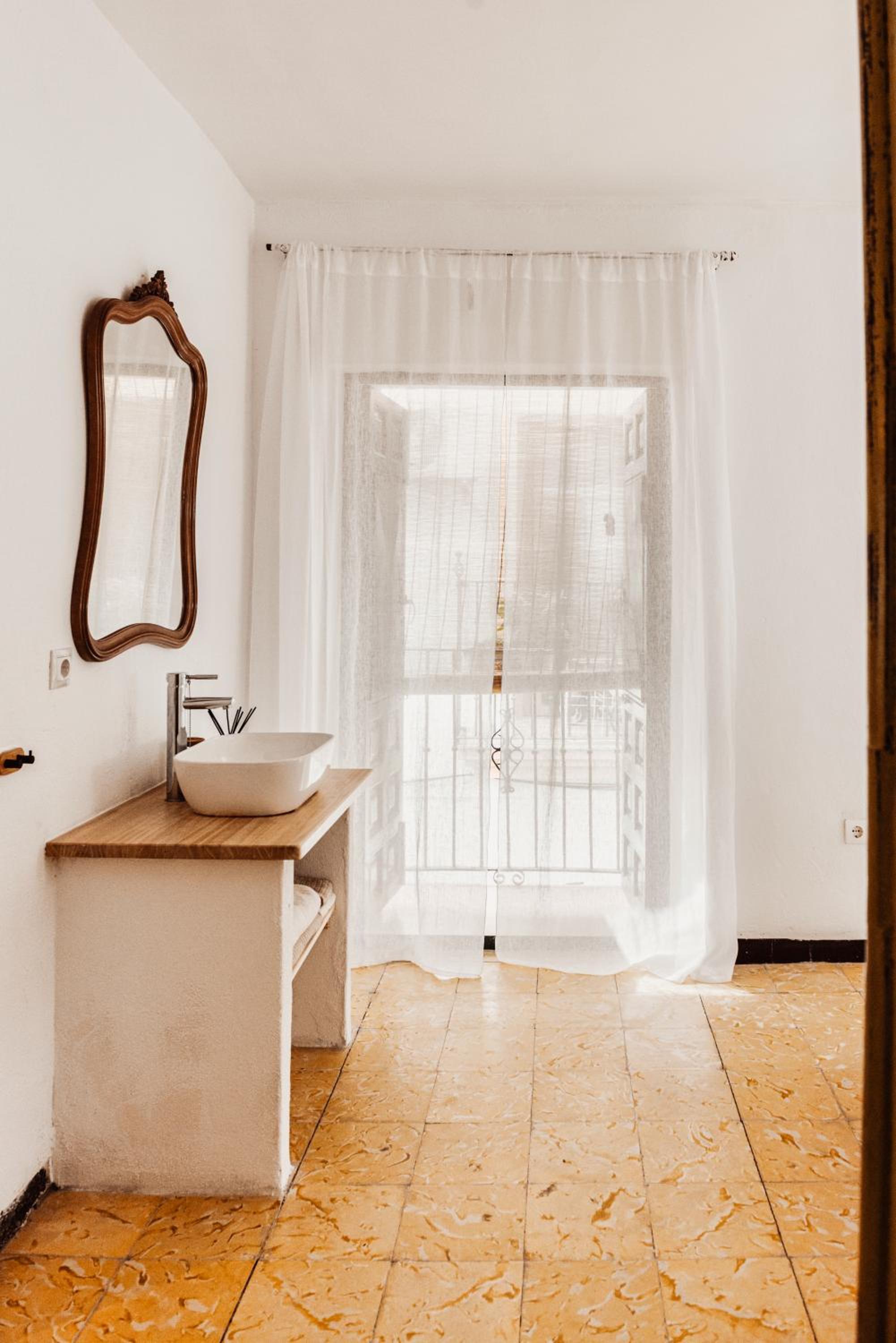 Deluxe Double Room with Balcony - Photo 12
