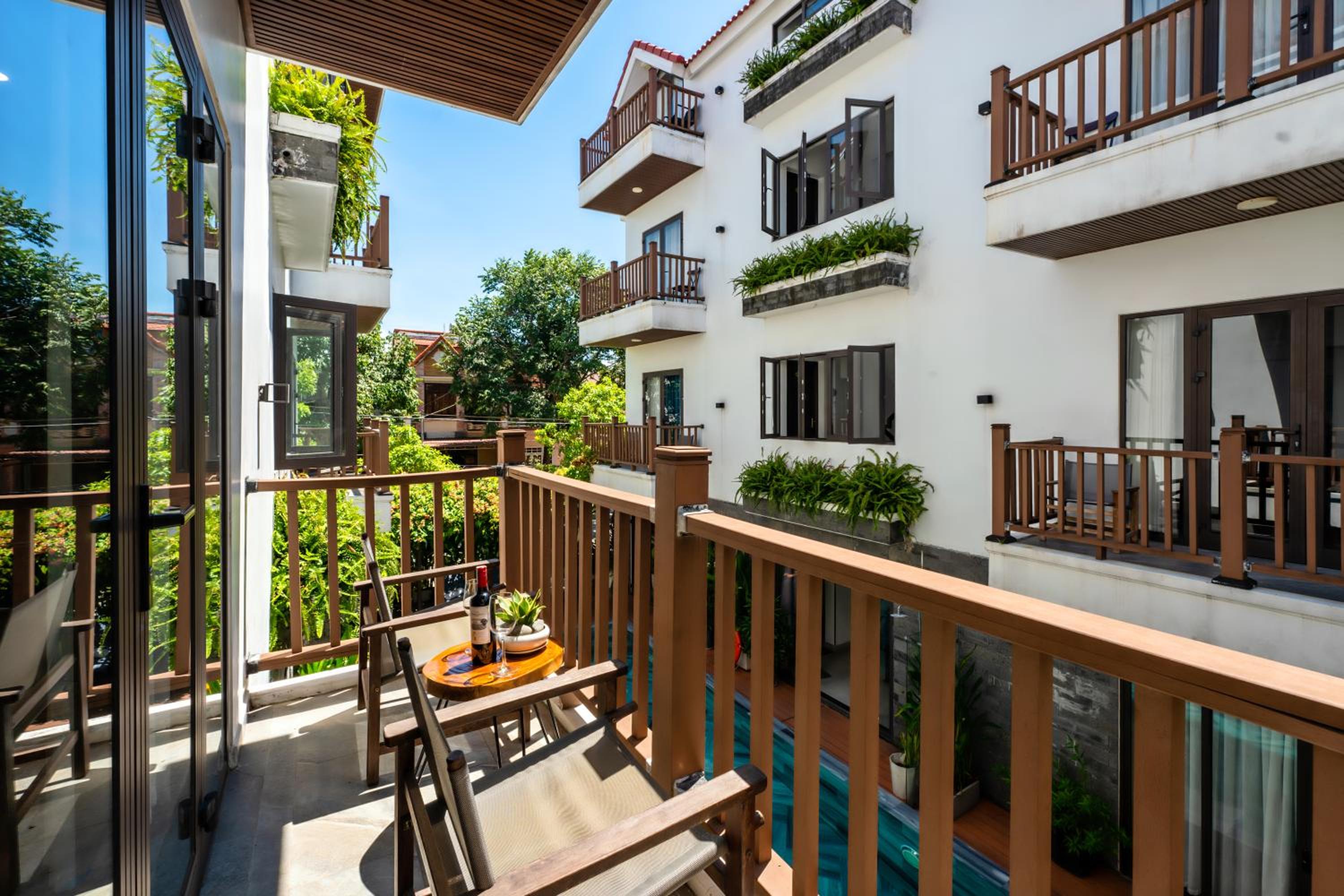 Family Room with Balcony photo 2