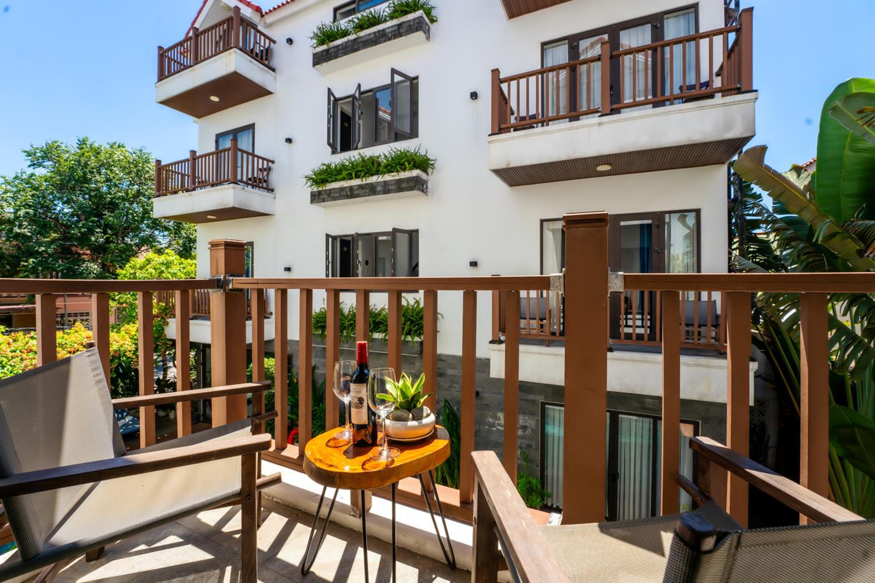 Family Room with Balcony photo 3