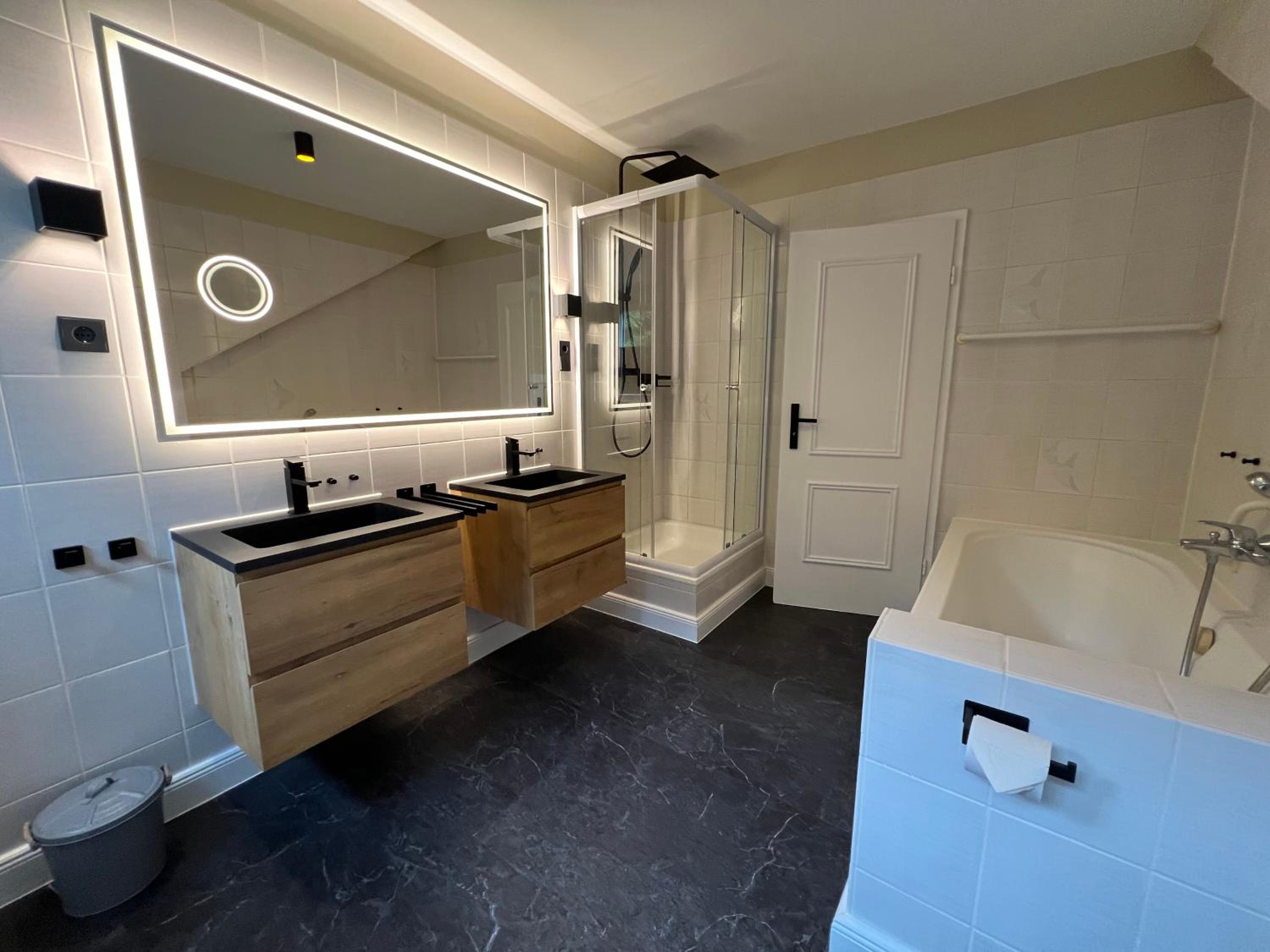 Suite with Balcony thumbnail 6