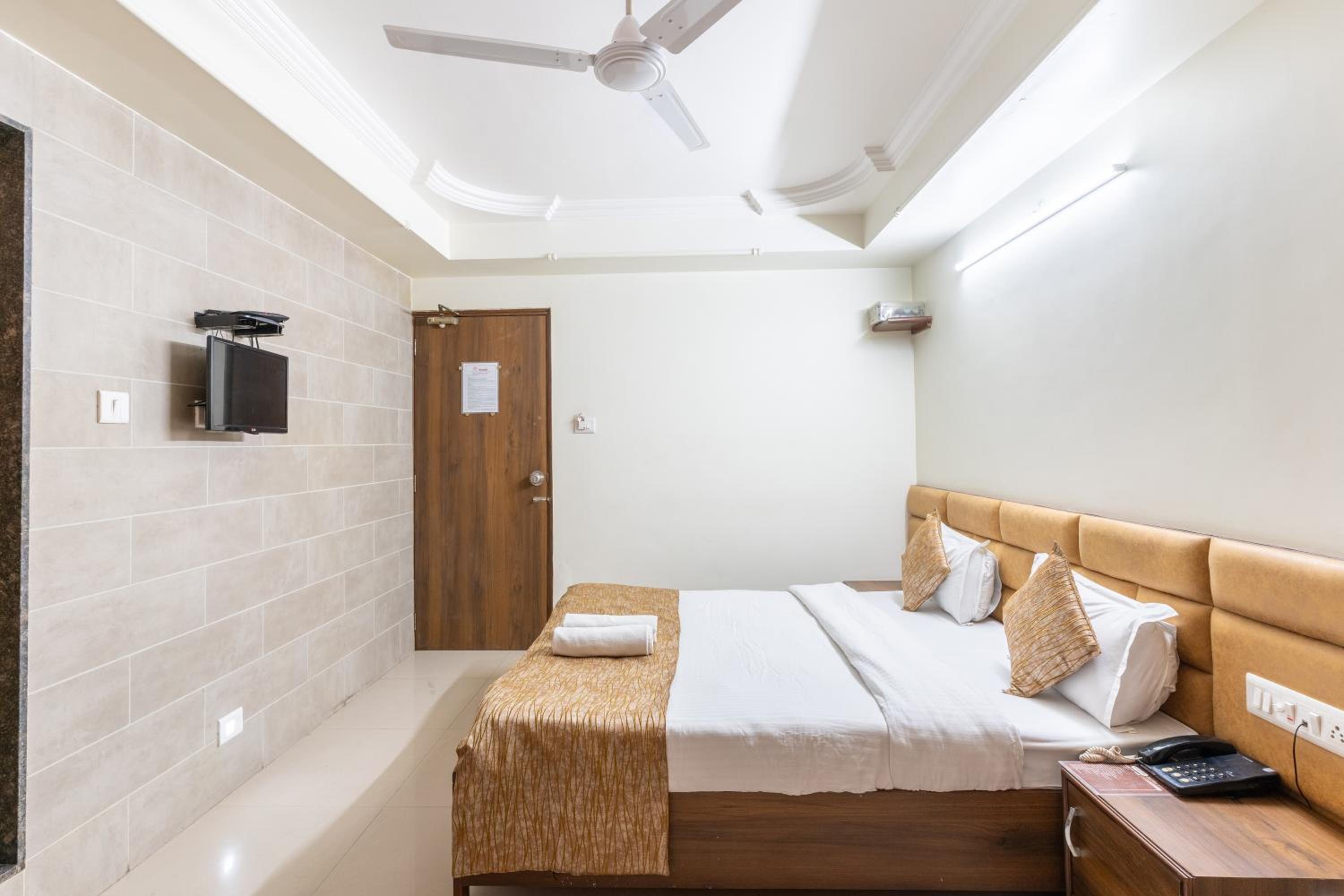 Deluxe Room - Photo 5