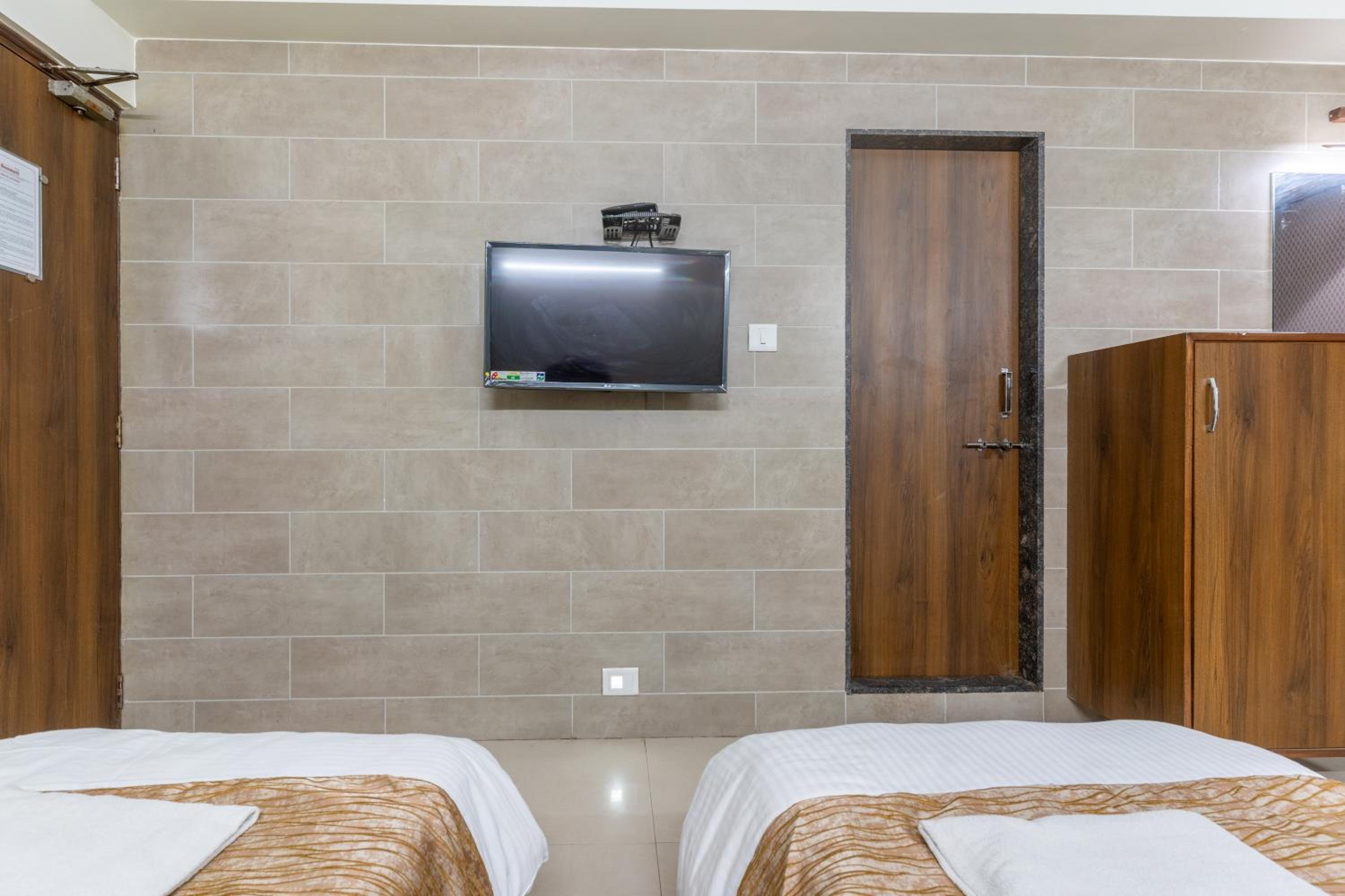 Deluxe Room - Photo 9