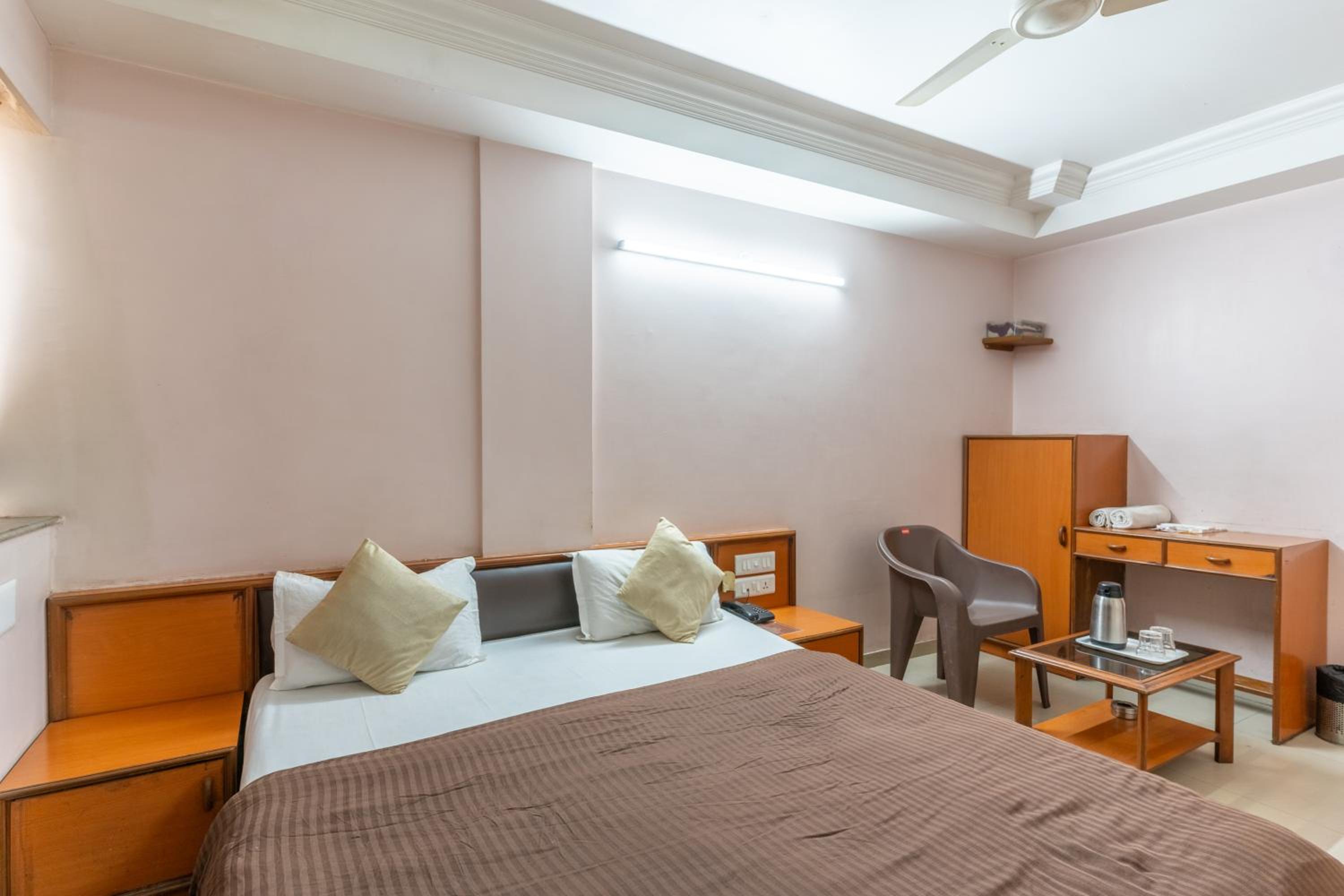 Standard Double Room - Photo 8