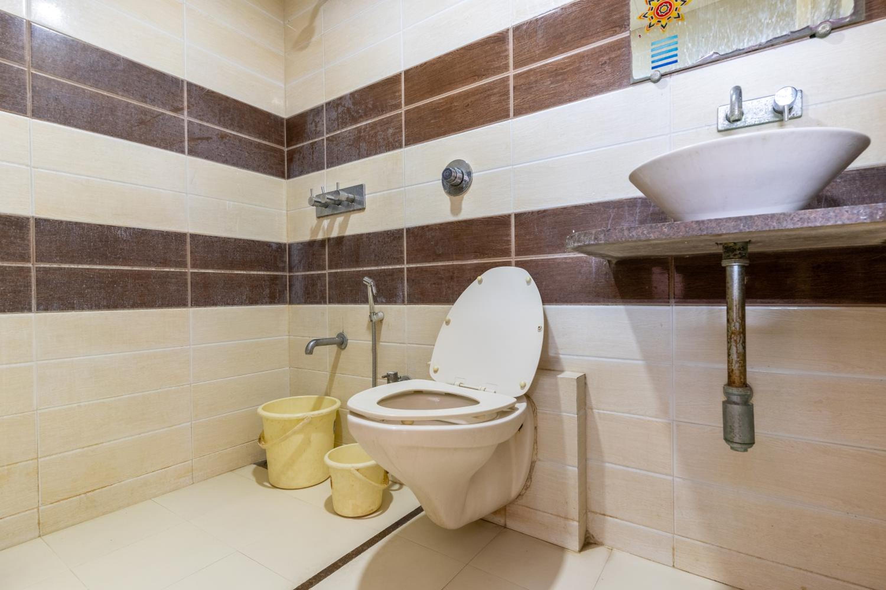 Standard Double Room with Fan - Photo 8