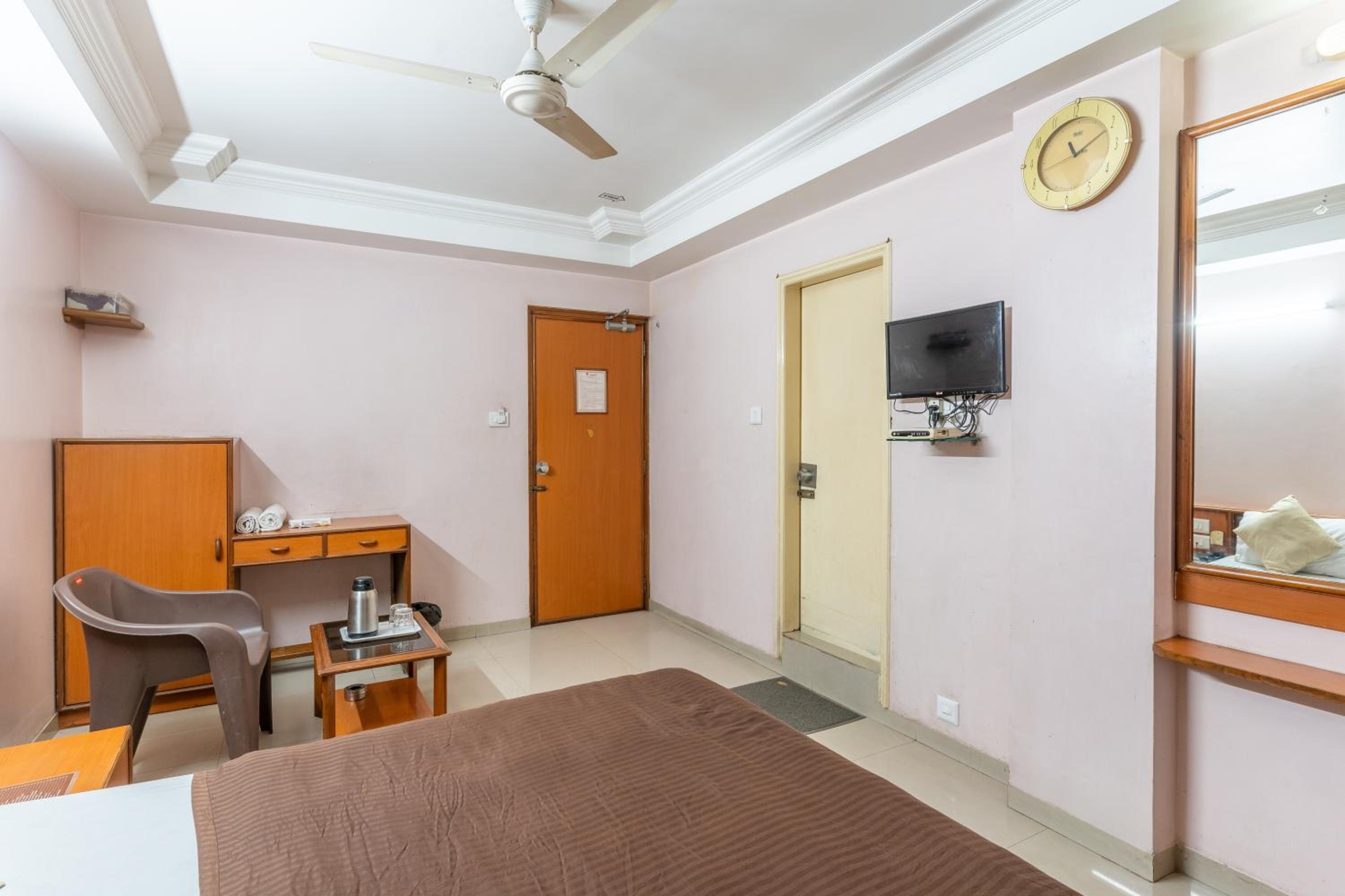 Standard Double Room with Fan - Photo 7